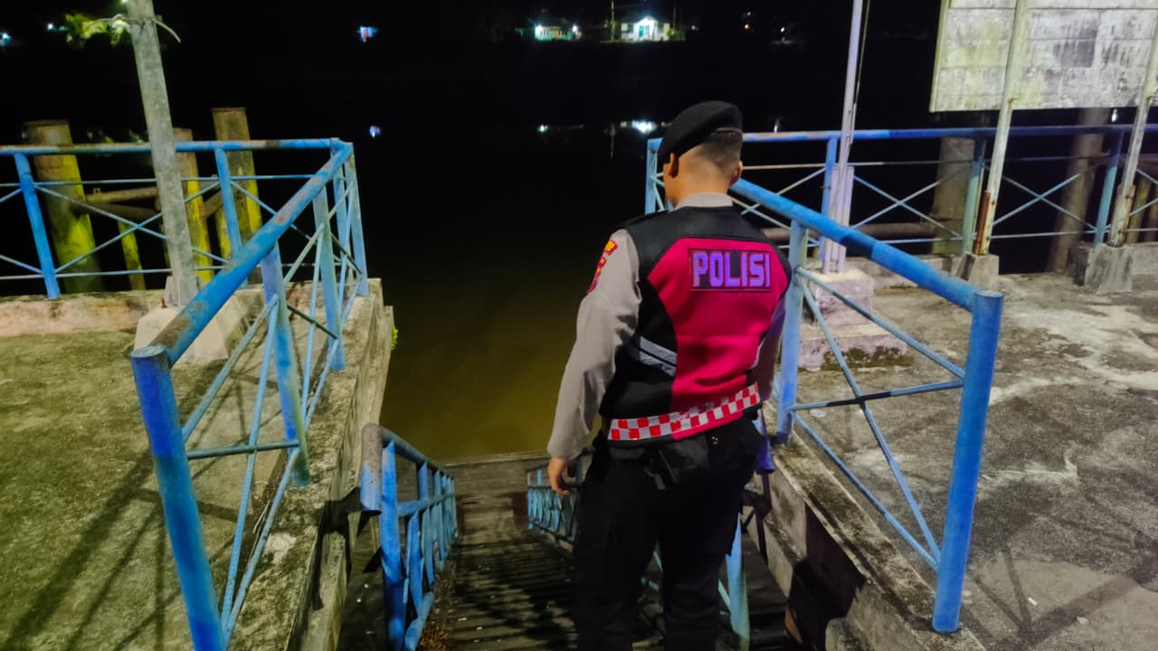 Sat Samapta Polres Lamandau Laksanakan Pemantauan Debit Air Sungai Lamandau pada Malam Hari