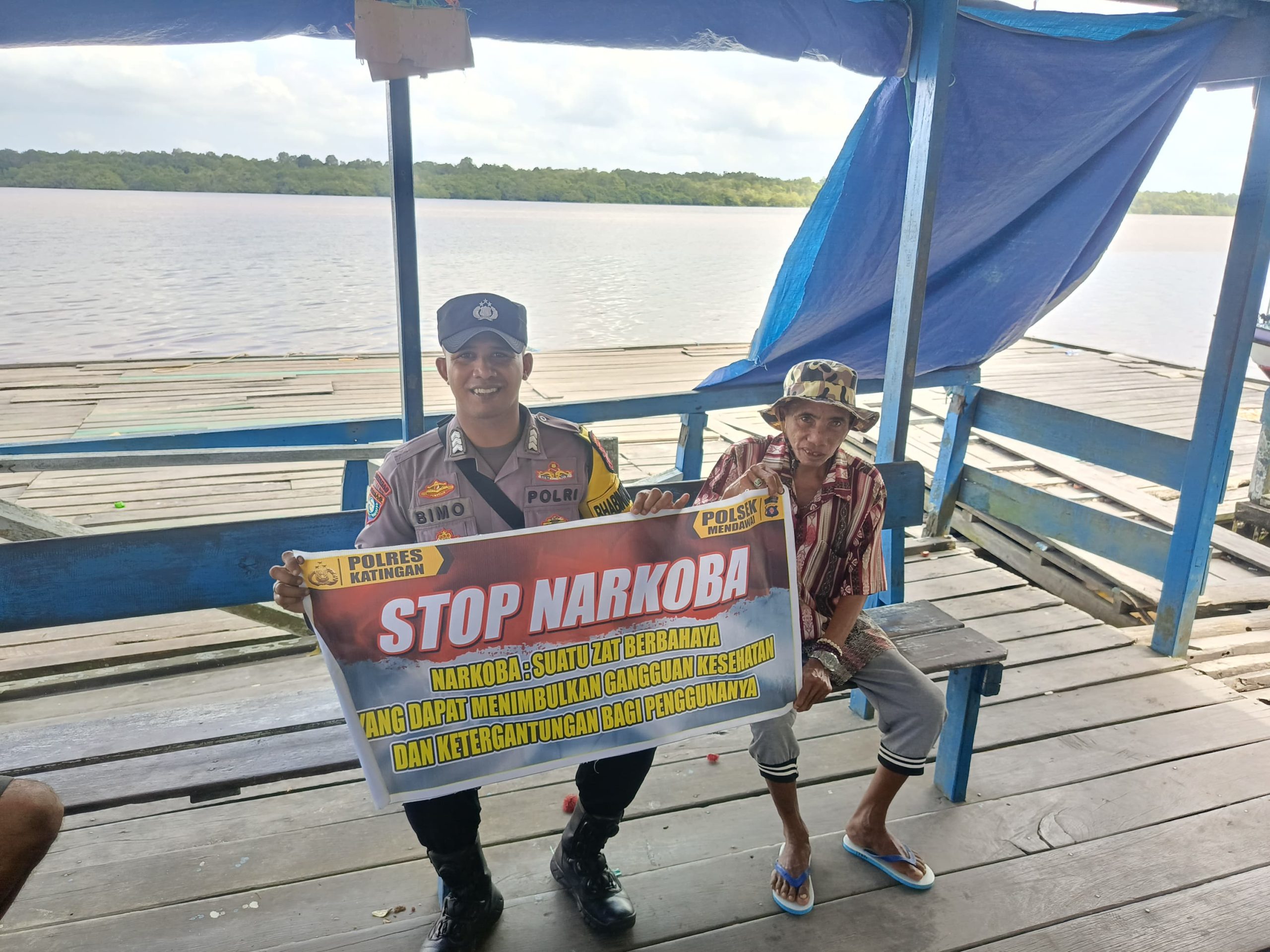 Sampaikan pesan Kamtibmas, Bhabinkamtibmas Posek Mendawai sambangi Warga.