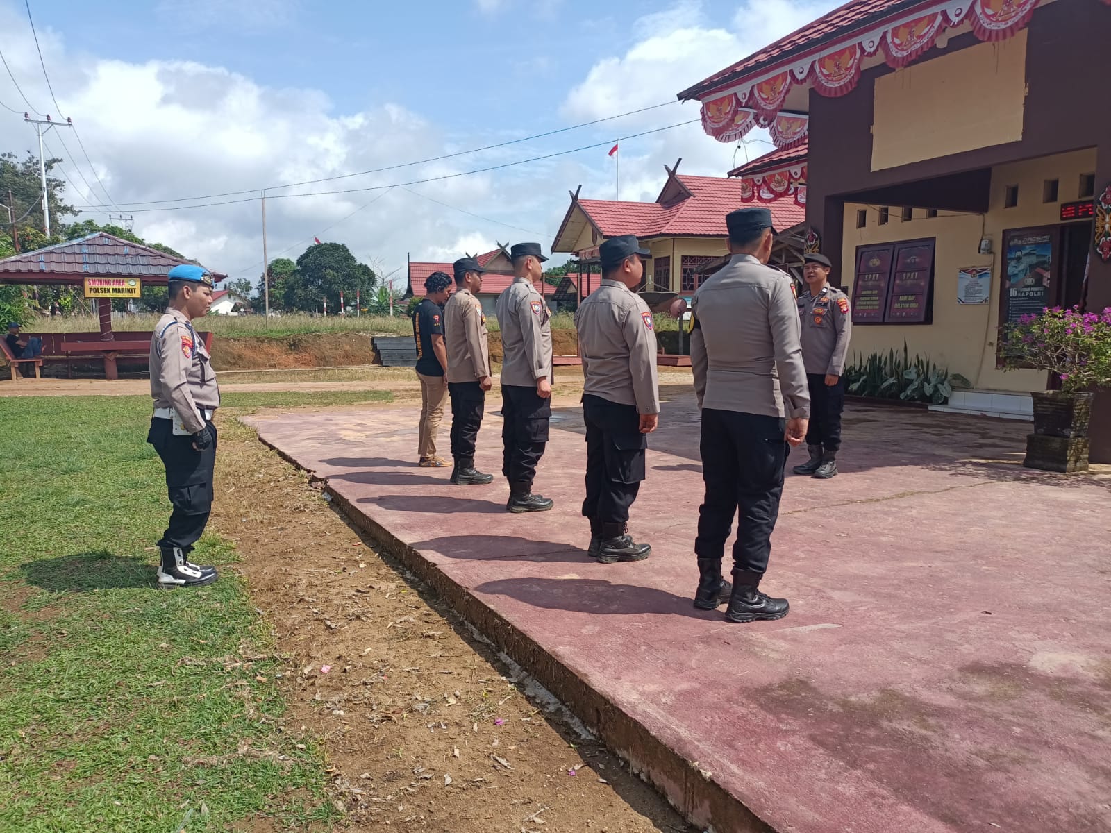Apel Pagi sebagai Penguatan Karakter dan Kinerja Personel Polsek Marikit.