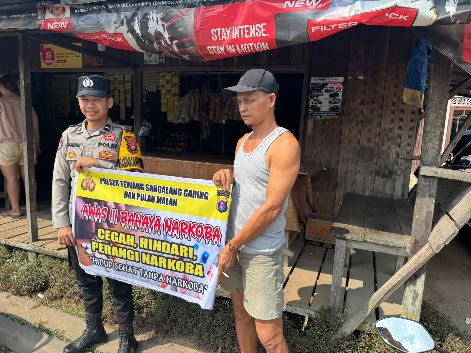 Melalui Media Spanduk, Polsek Tewang Sangalang Garing dan Pulau Malan Imbau Warga Tidak Terjerumus Penyalahgunaan Narkoba.