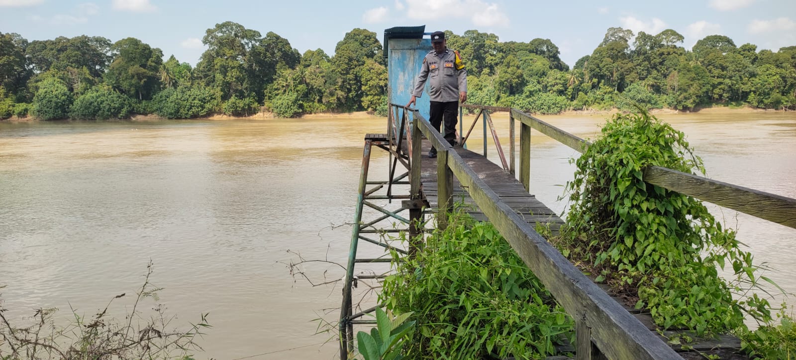 Deteksi Banjir, Polsek Tewang Sangalang Garing dan Pulau Malan Cek Ketinggian Debit Air