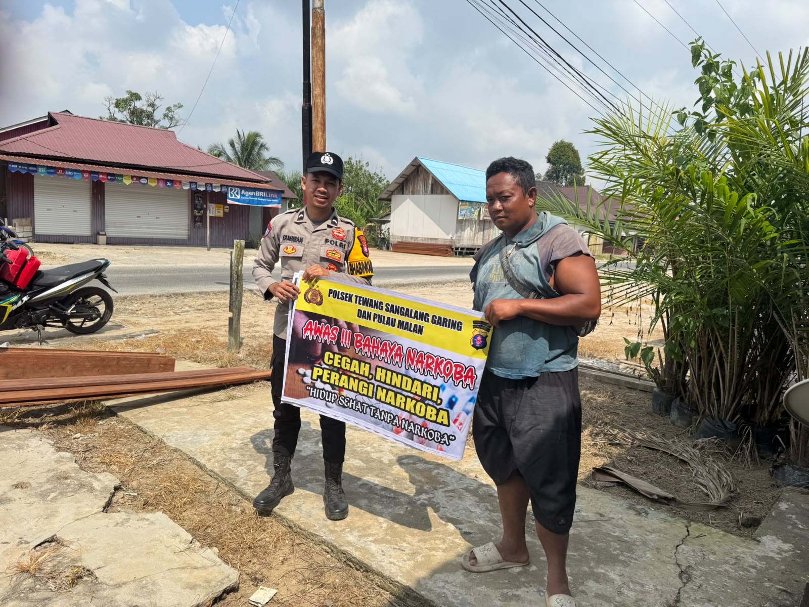 ‎Melalui Media Spanduk, Polsek Tewang Sangalang Garing dan Pulau Malan Imbau Warga Tidak Terjerumus  Penyalahgunaan Narkoba.