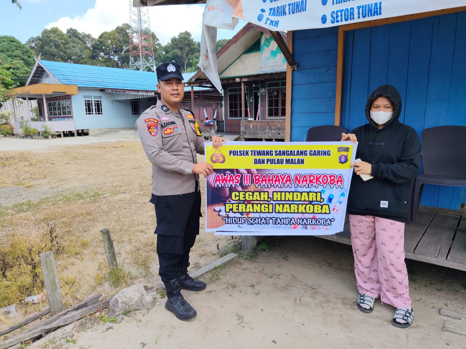 Melalui Imbauan dan media spanduk, Polsek Tewang Sangalang Garing dan Pulau Malan Imbau Warga Tidak Terjerumus Penyalahgunaan Narkoba.‎