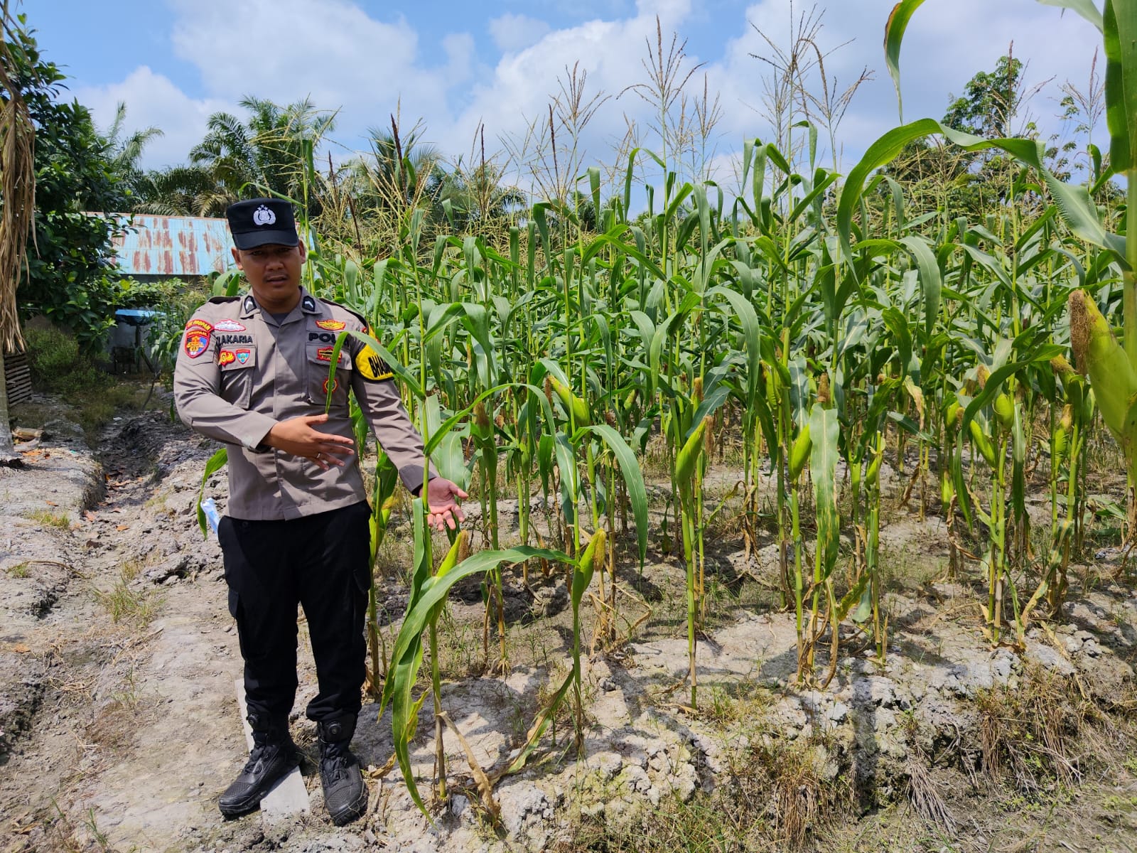 Personel Polsek Tewang Sangalang Garing dan Pulau Malan melaksanakan pengecekan lokasi pemanfaatan lahan pekarangan warga Binaannya