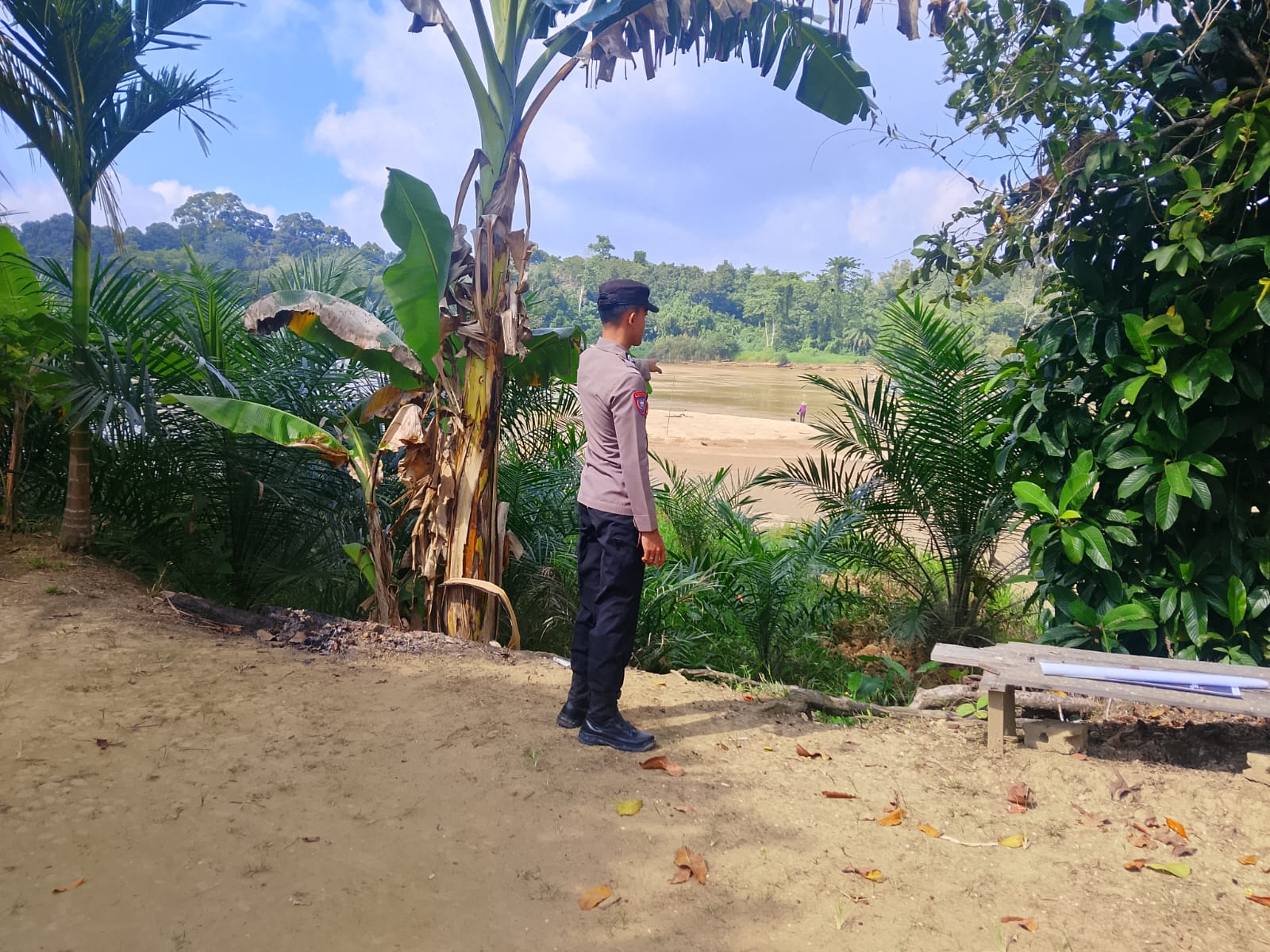 Deteksi Banjir, Polsek Tewang Sangalang Garing dan Pulau Malan Cek Ketinggian Debit Air