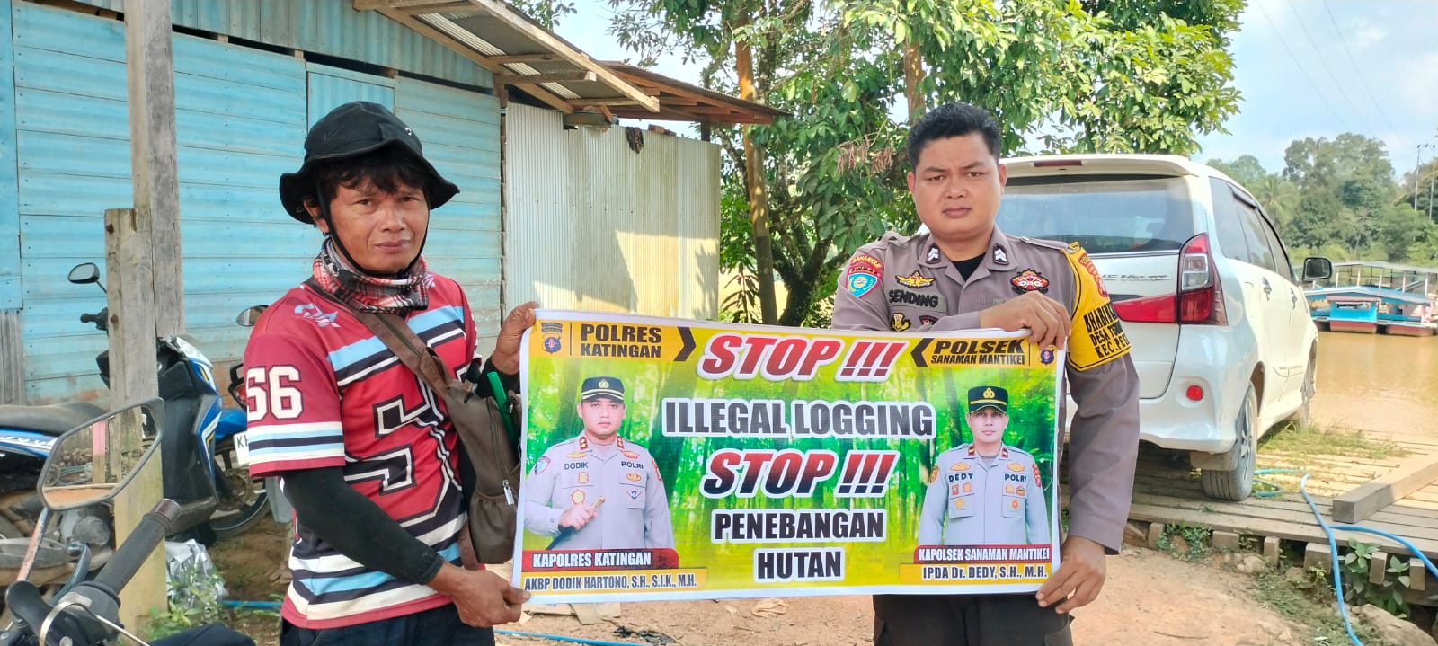 Bhabinkamtibmas laksanakan Sosialisasikan tentang larangan dan sangsi Pidana bagi pelaku Ileggal Logging kepada masyarakat di  Desa Binaan.