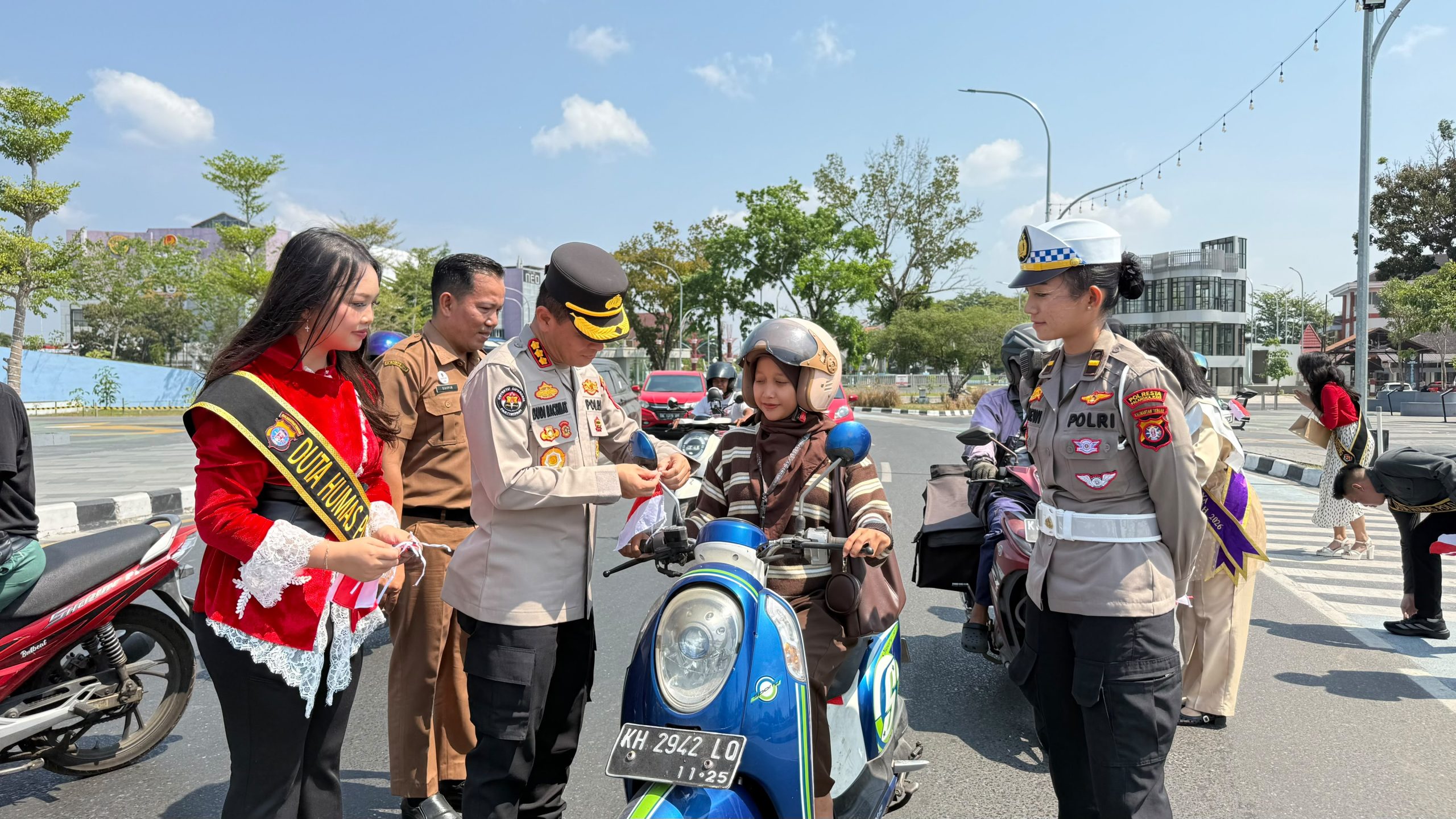 Sambut HUT ke-81 RI, Polda Kalteng Bagikan Bendera Merah Putih ke Pengendara