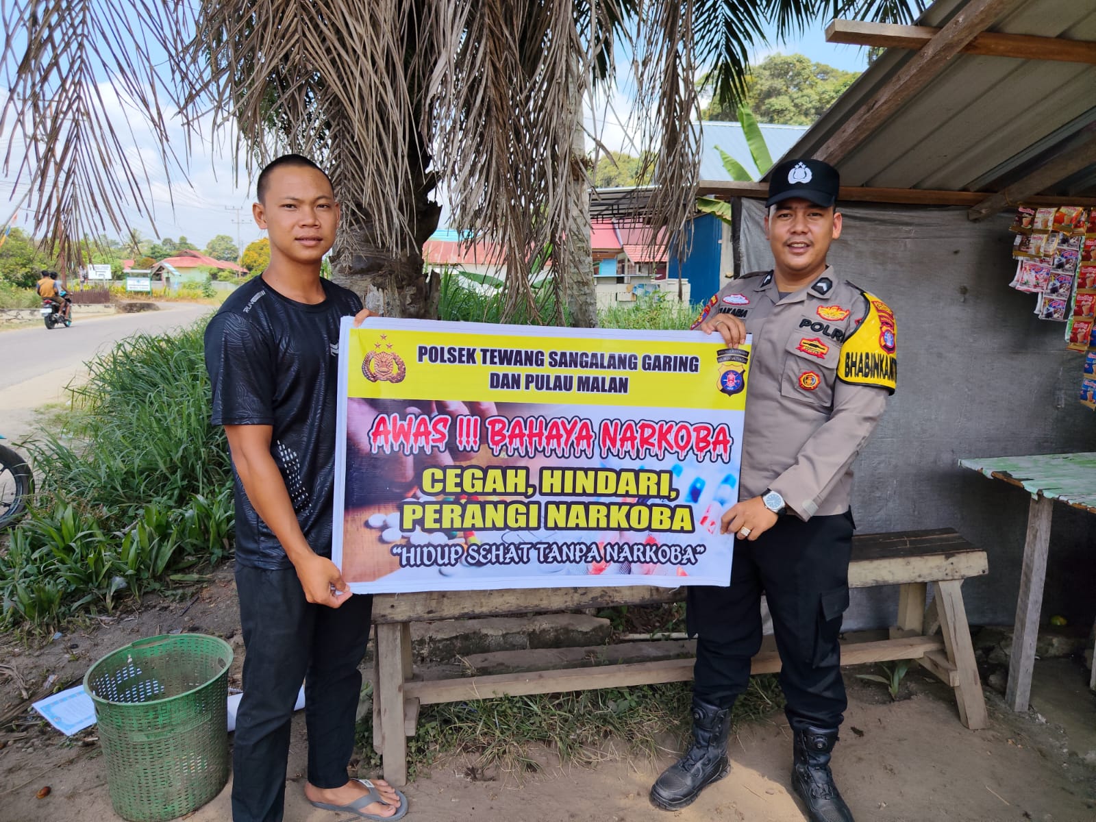 ‎Melalui Imbauan dan media spanduk, Polsek Tewang Sangalang Garing dan Pulau Malan Imbau Warga Tidak Terjerumus Penyalahgunaan Narkoba.