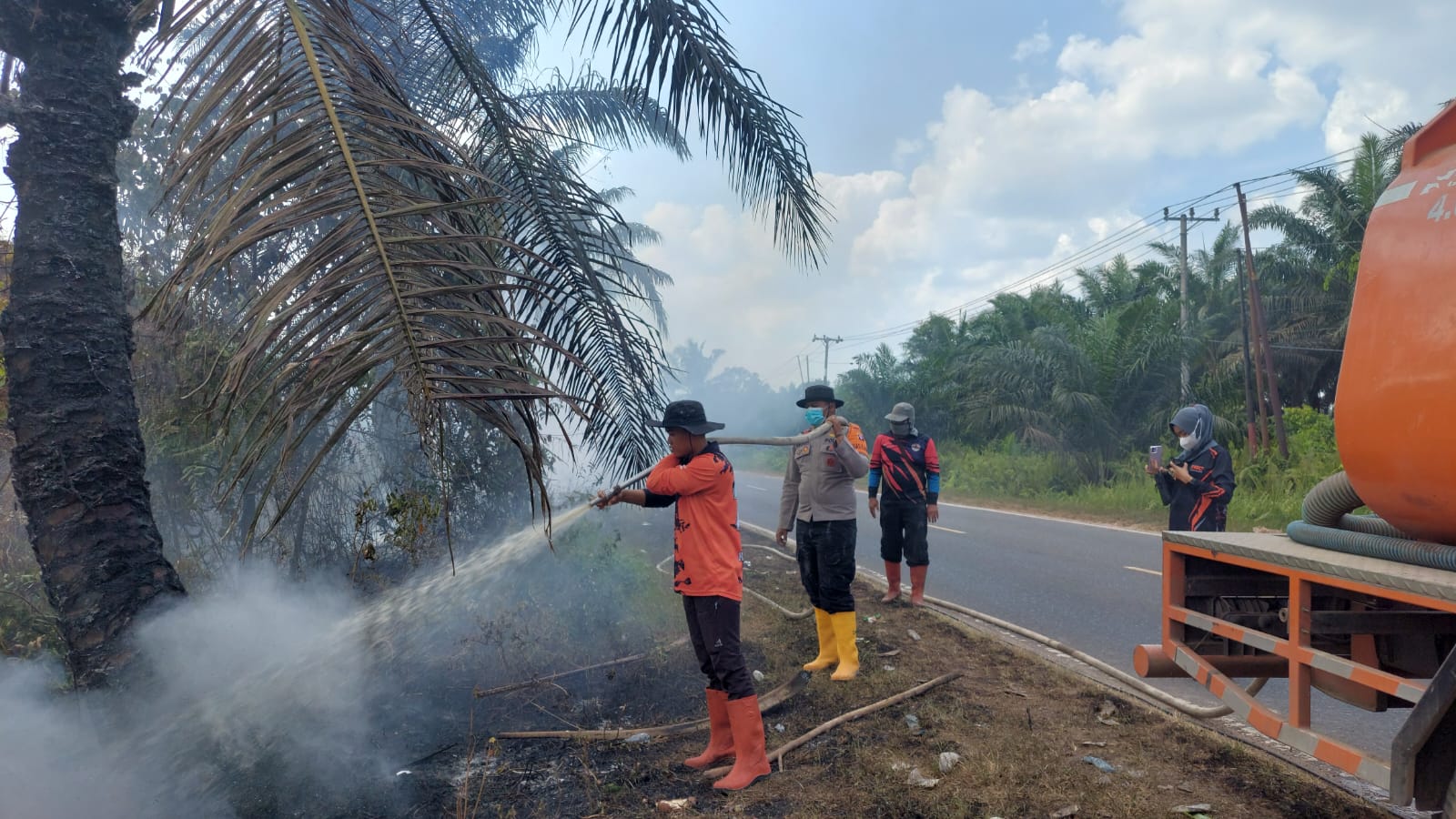 Brimob Kalteng Bersama Tim Gabungan Padamkan Karhutla di Sampit