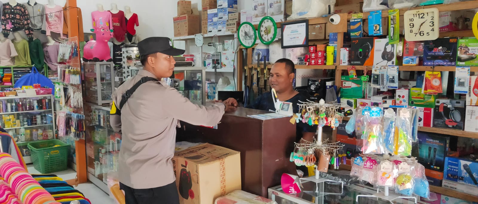 Polsek Lamandau Sambangi Warung, Perkuat Kemitraan dengan Masyarakat