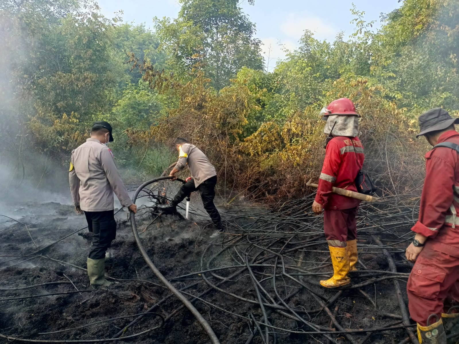 Gerak Cepat Polsek Katingan Hilir Tangani Kebakaran Lahan Gambut
