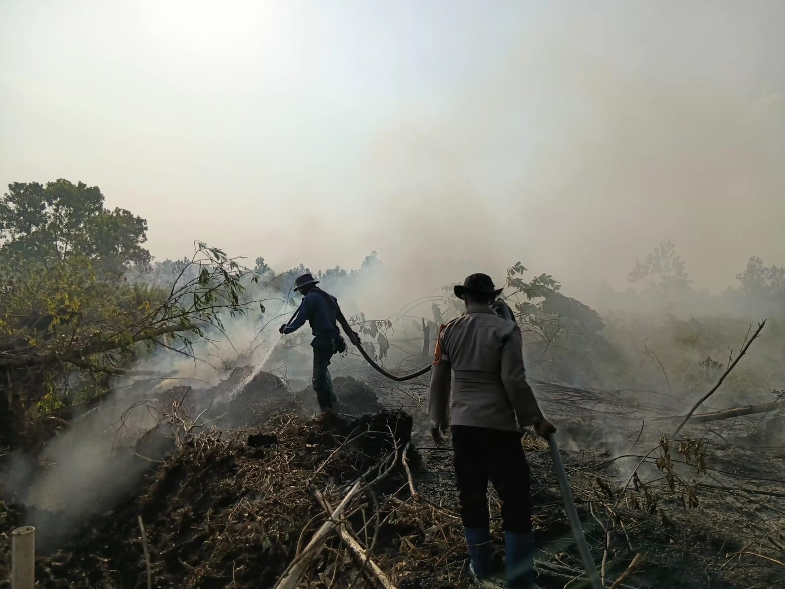 Brimob Kalteng Bersama Tim Gabungan Terus Padamkan Karhutla di Sampit