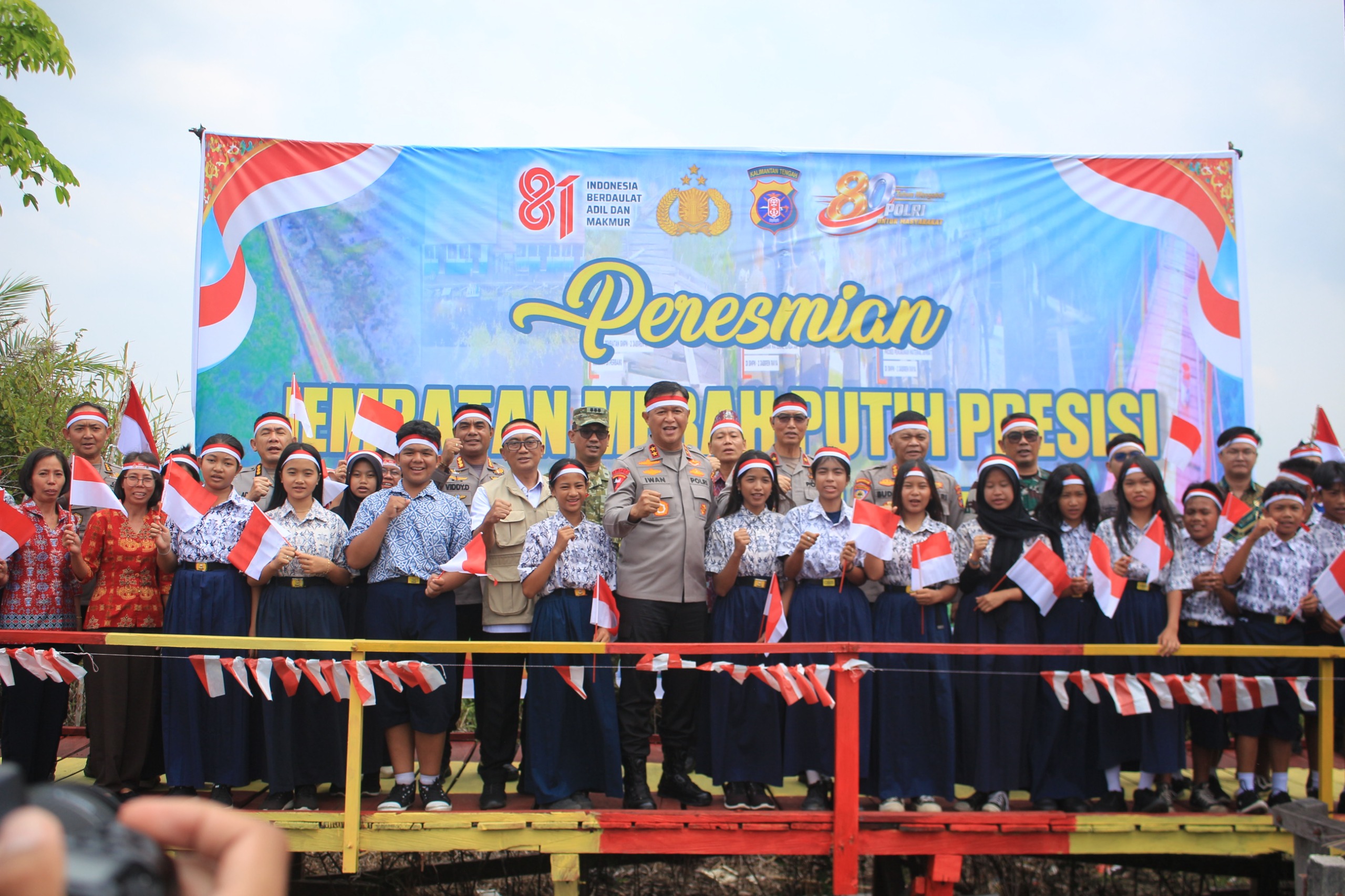 Jembatan Merah Putih SMPN 2 Jabiren Raya Diresmikan, Brimob Kalteng Dukung Akses Pendidikan bagi Pelajar
