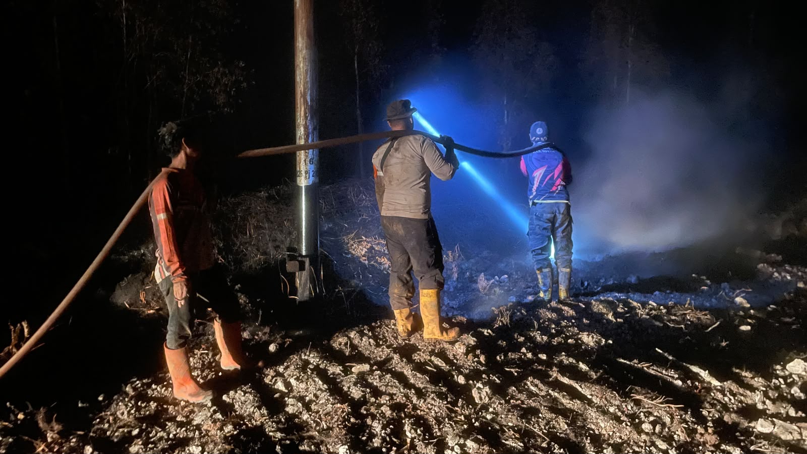 Dari Pagi hingga Malam, Brimob Kalteng Bersama Tim Gabungan Terus Padamkan Karhutla di Sampit