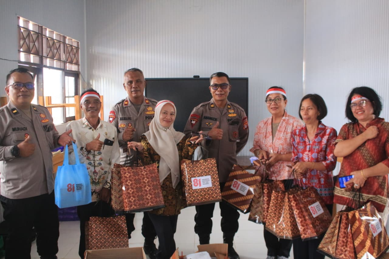 Brimob Kalteng Berbagi Perlengkapan Sekolah, Dukung Semangat Belajar Siswa SMPN 2 Jabiren Raya