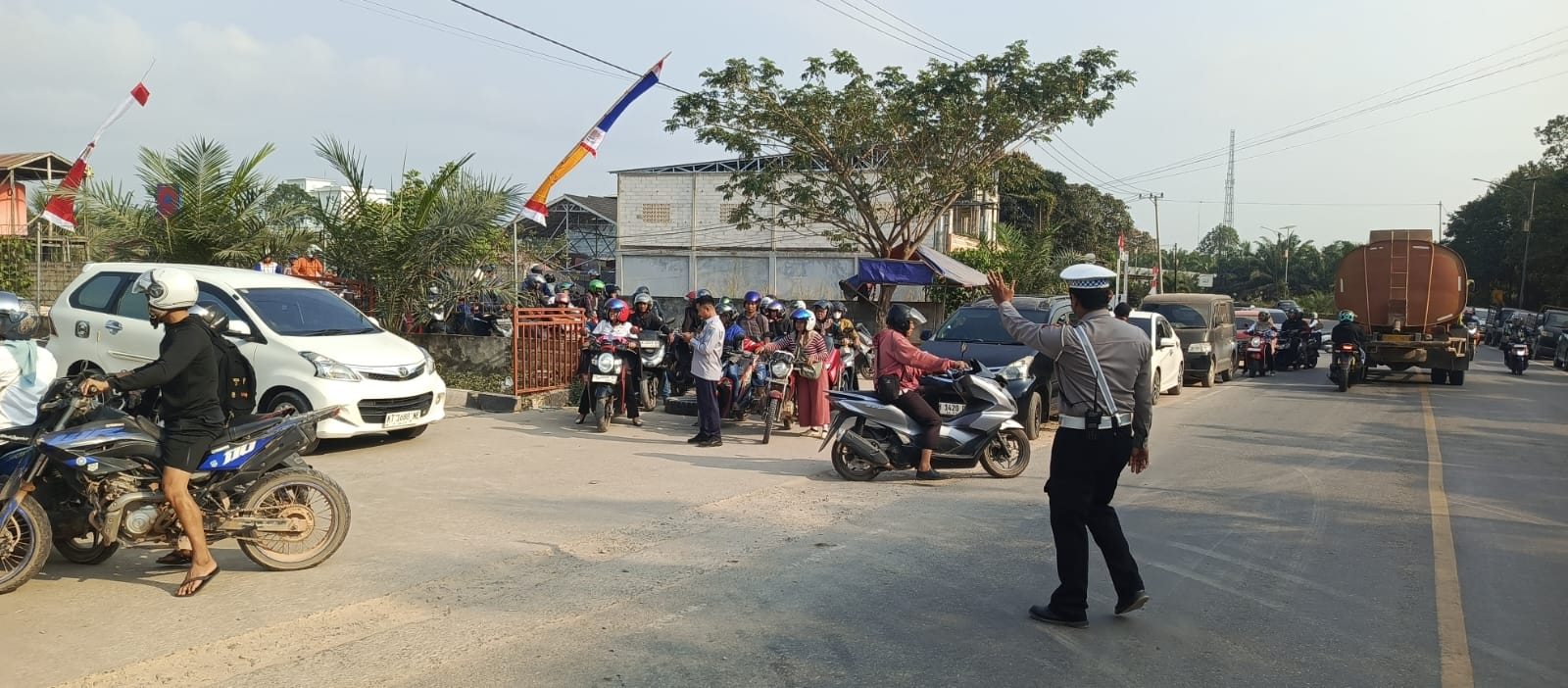 Satlantas Polres Lamandau Laksanakan Pengaturan Lalu Lintas di Depan SPBU