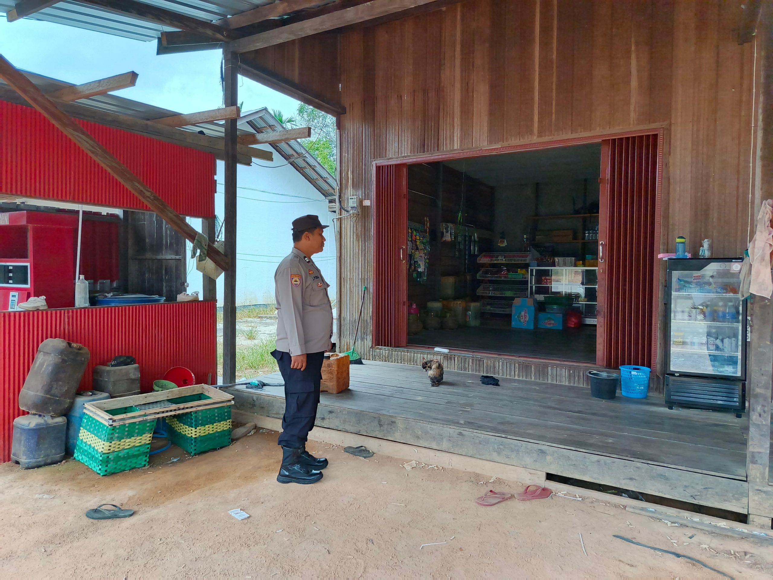 Polsek Delang Sambangi Warung, Perkuat Komunikasi dengan Masyarakat