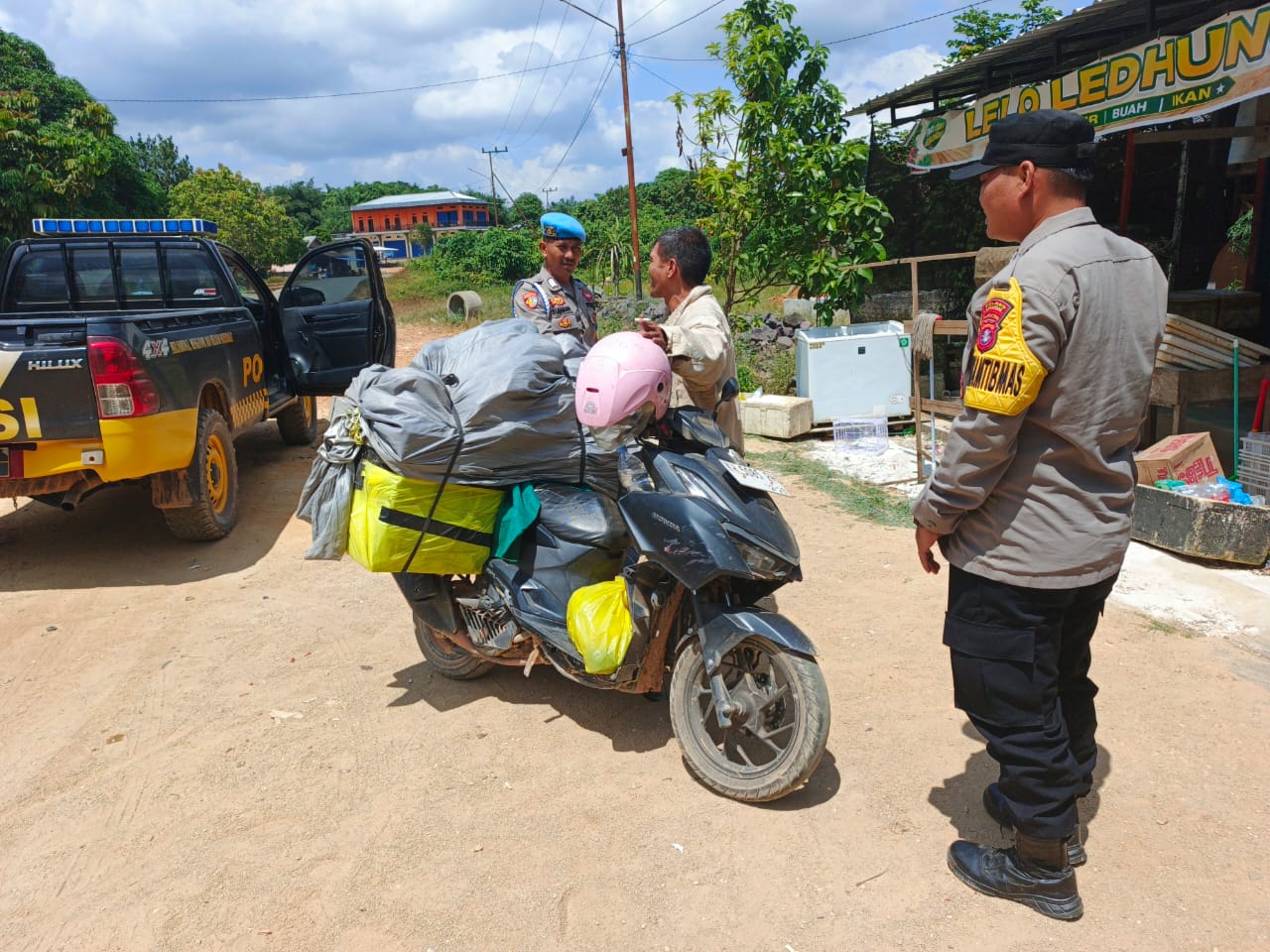 Polsek Lamandau Sapa Pengguna Jalan, Tingkatkan Kehadiran Polri