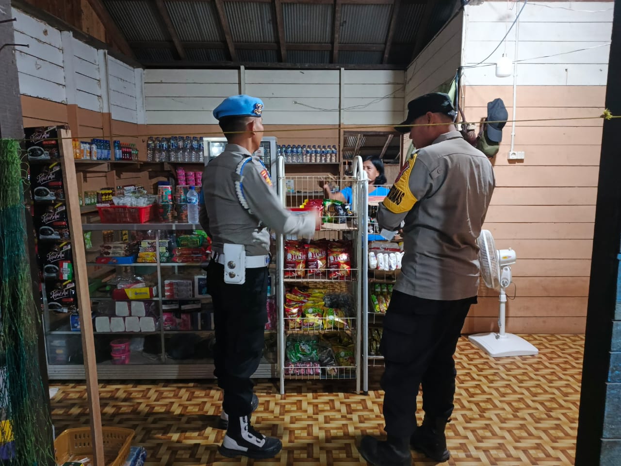 Polsek Lamandau Sambangi Warung Warga, Sampaikan Pesan Kamtibmas