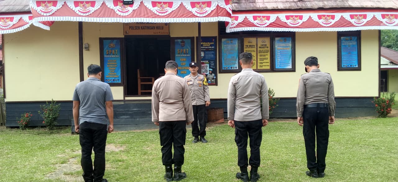 Personil Polsek Katingan Hulu melaksanakan penjagaan Mako pada pagi hari.