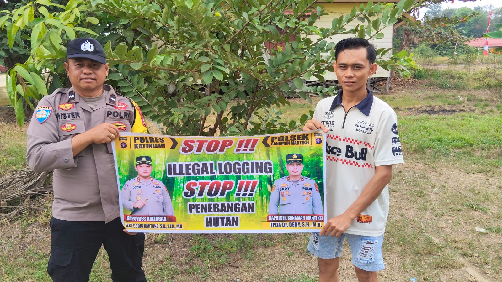 Bhabinkamtibmas desa tumbang atei laksanakan Sosialisasikan tentang larangan dan sangsi Pidana bagi pelaku Ileggal Logging kepada masyarakat di  Desa Binaan.