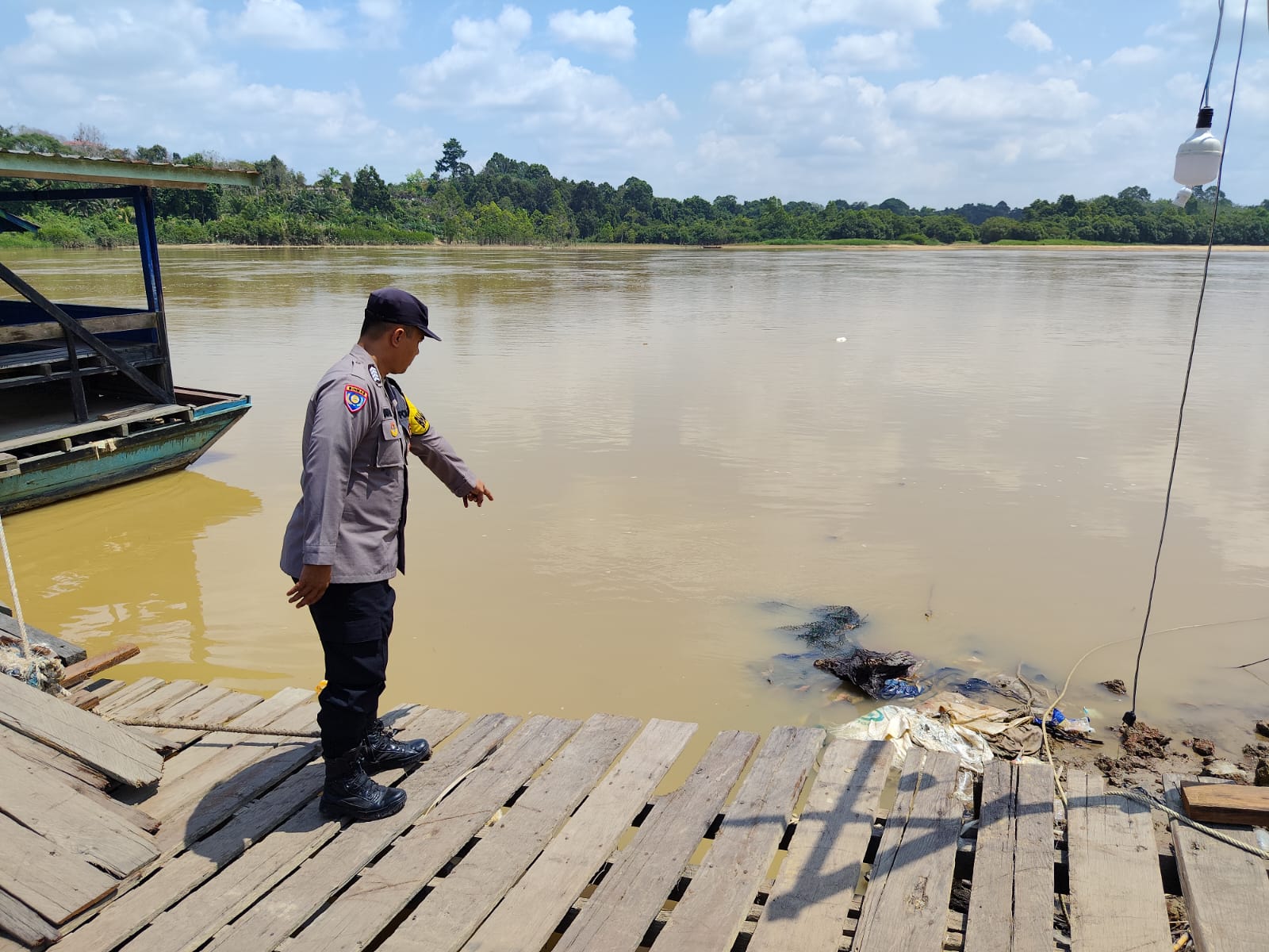Deteksi Banjir, Polsek Tewang Sangalang Garing dan Pulau Malan Cek Ketinggian Debit Air.