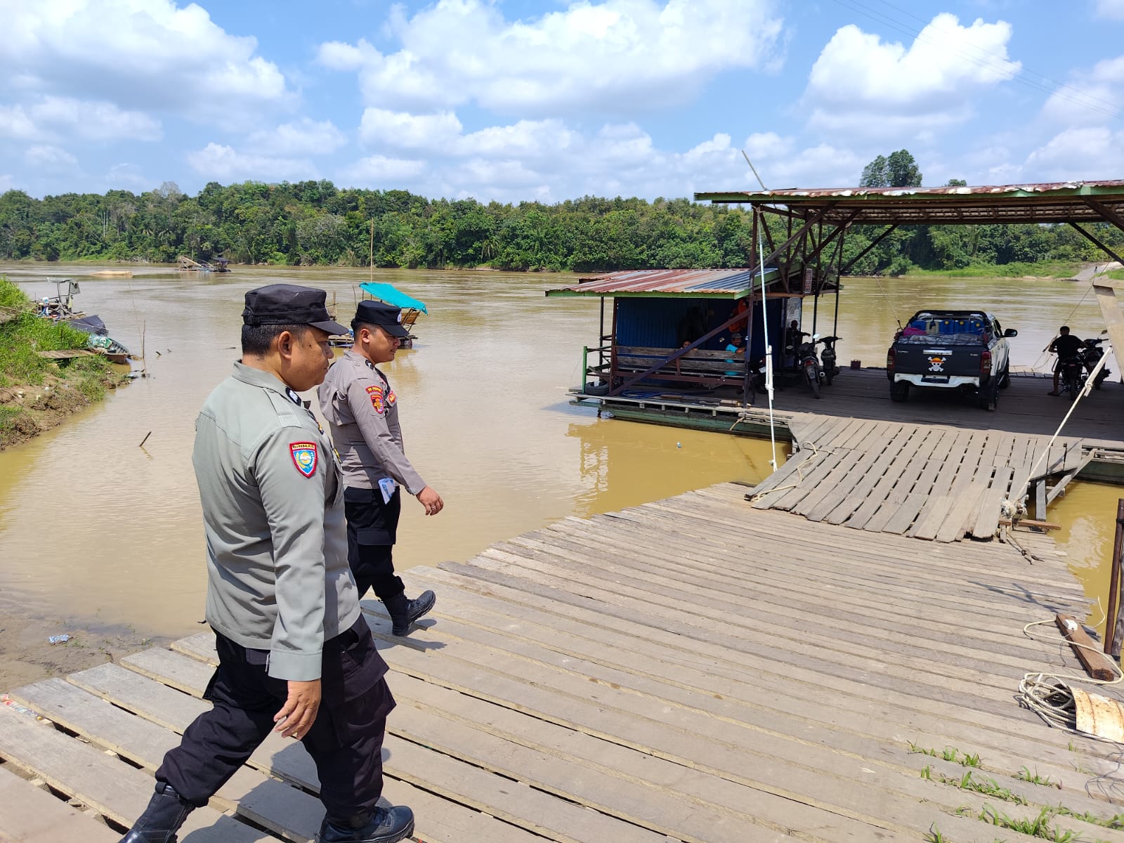 Dengan Patroli Dialogis, Polsek Tewang Sangalang Garing dan Pulau Malan Berikan Rasa Aman Kepada Masyarakat.