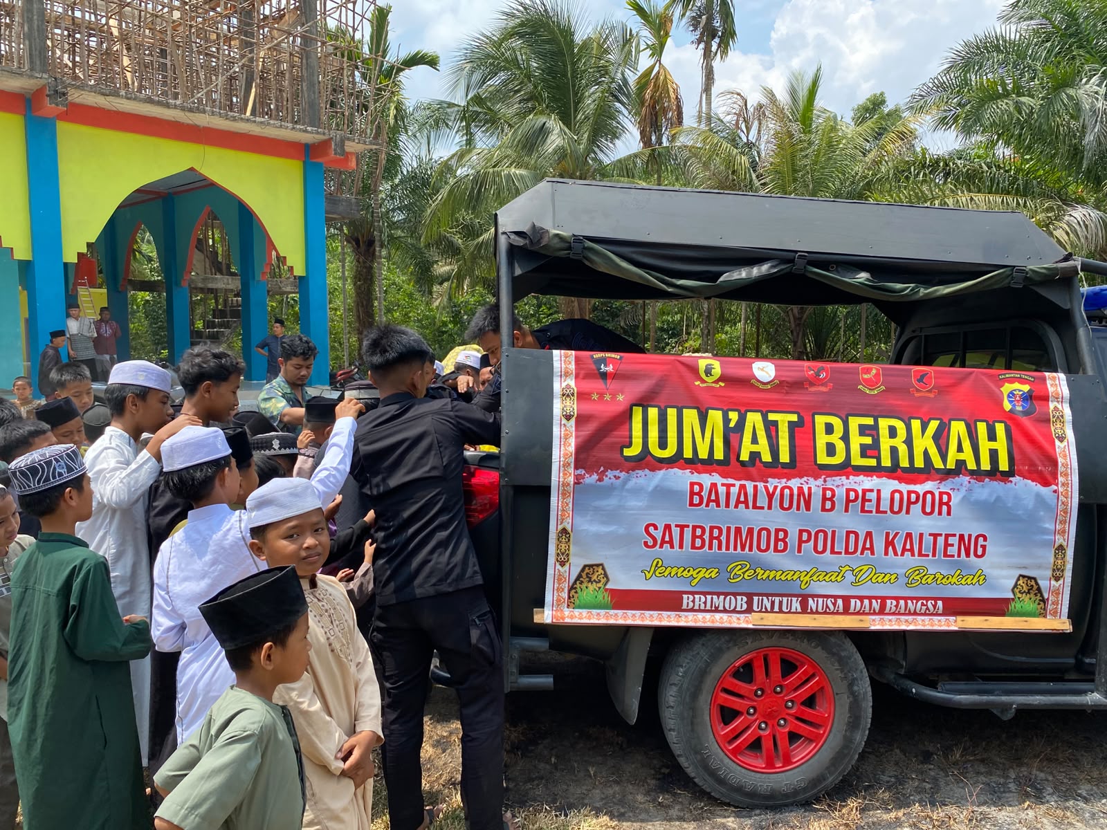 Jumat Berkah Brimob Kalteng, Berbagi Kebahagiaan Bersama Jamaah Masjid Al-Amin