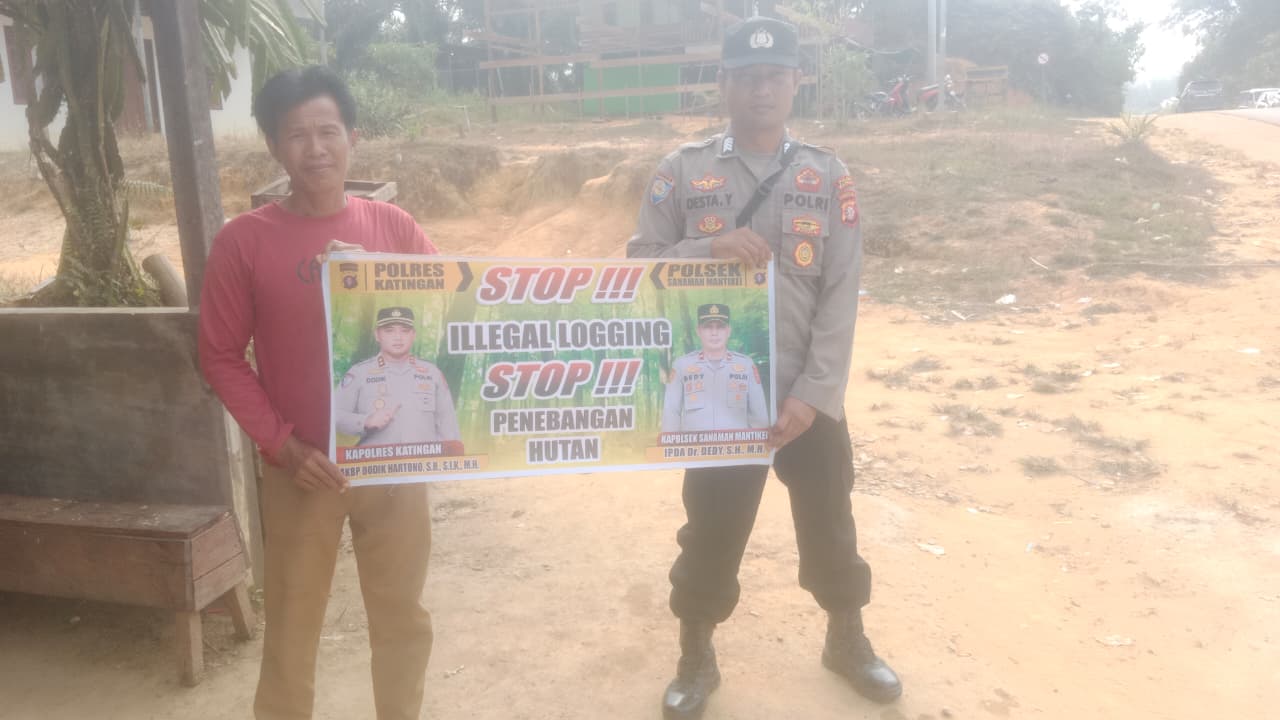 Bhabinkamtibmas laksanakan Sosialisasi kan tentang larangan dan sangsi Pidana bagi pelaku Ileggal Logging kepada masyarakat di Desa Binaan.