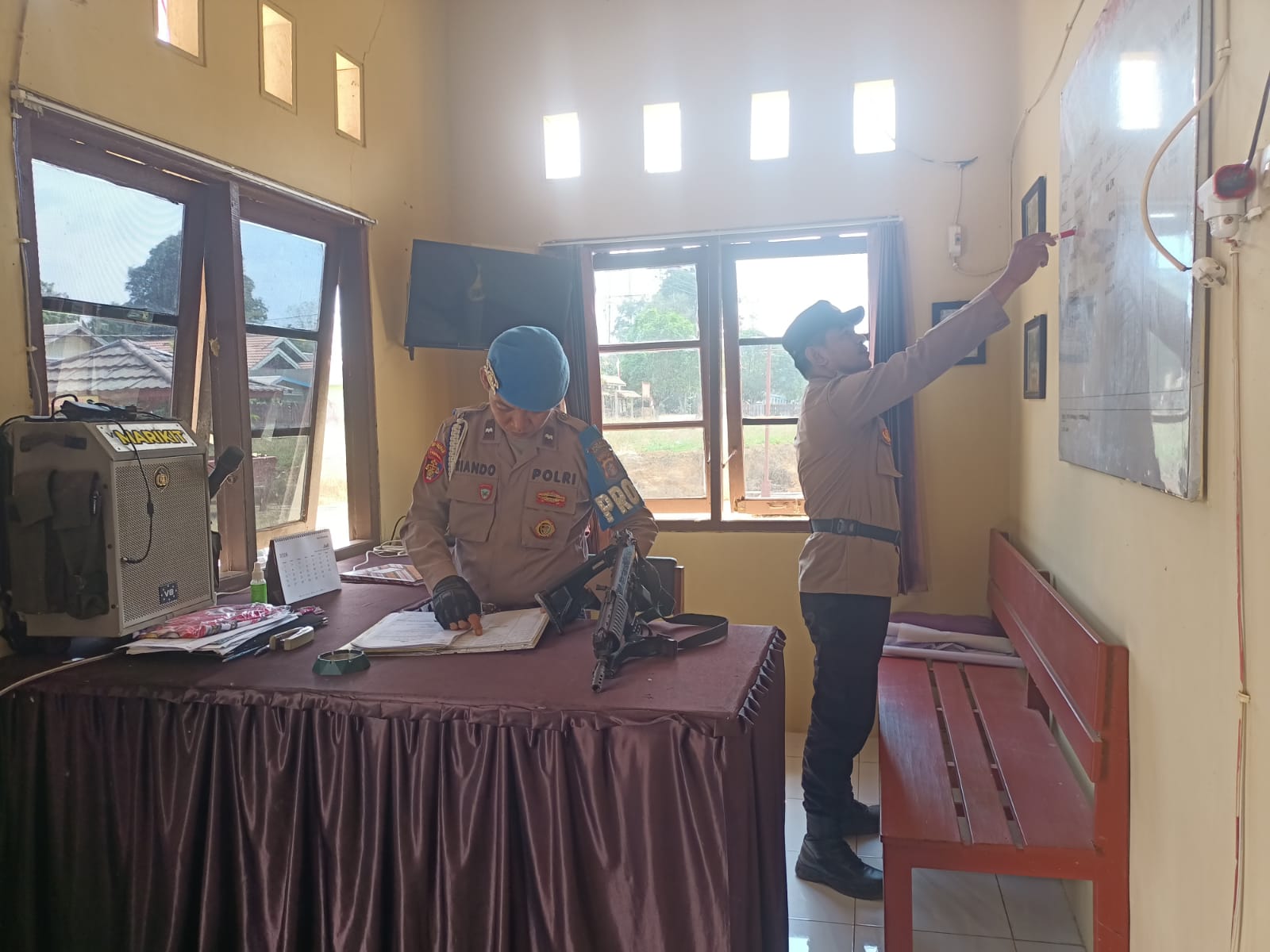 Kontrol ketat: Piket SPKT Polsek Marikit Siaga dan Kelola Informasi