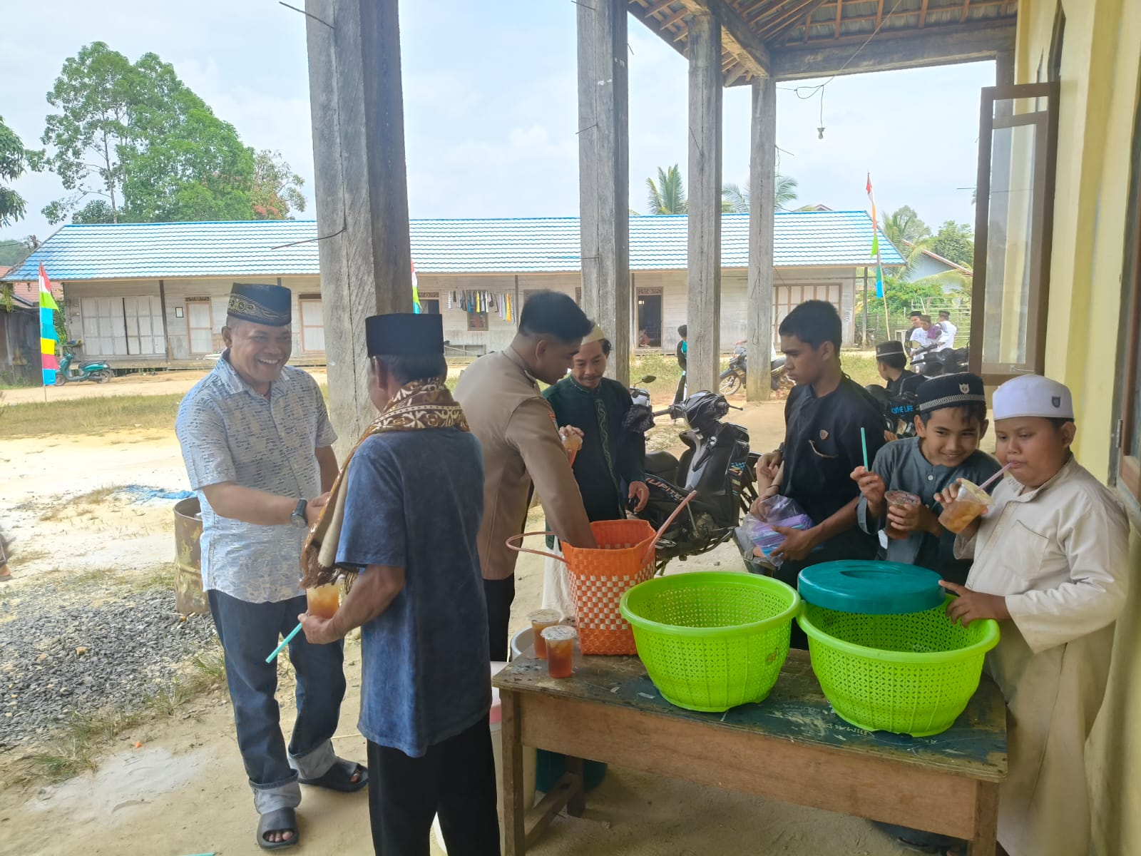 Jumat Berkah, Polsek Marikit Hadirkan Kepedulian dan Perkuat Silaturahmi