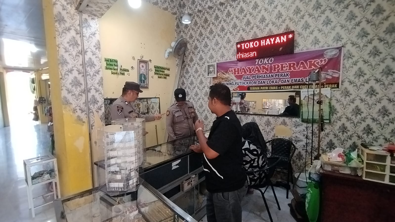 Polsek Bulik Sambangi Toko Emas, Dialogis dengan Pemilik dan Karyawan
