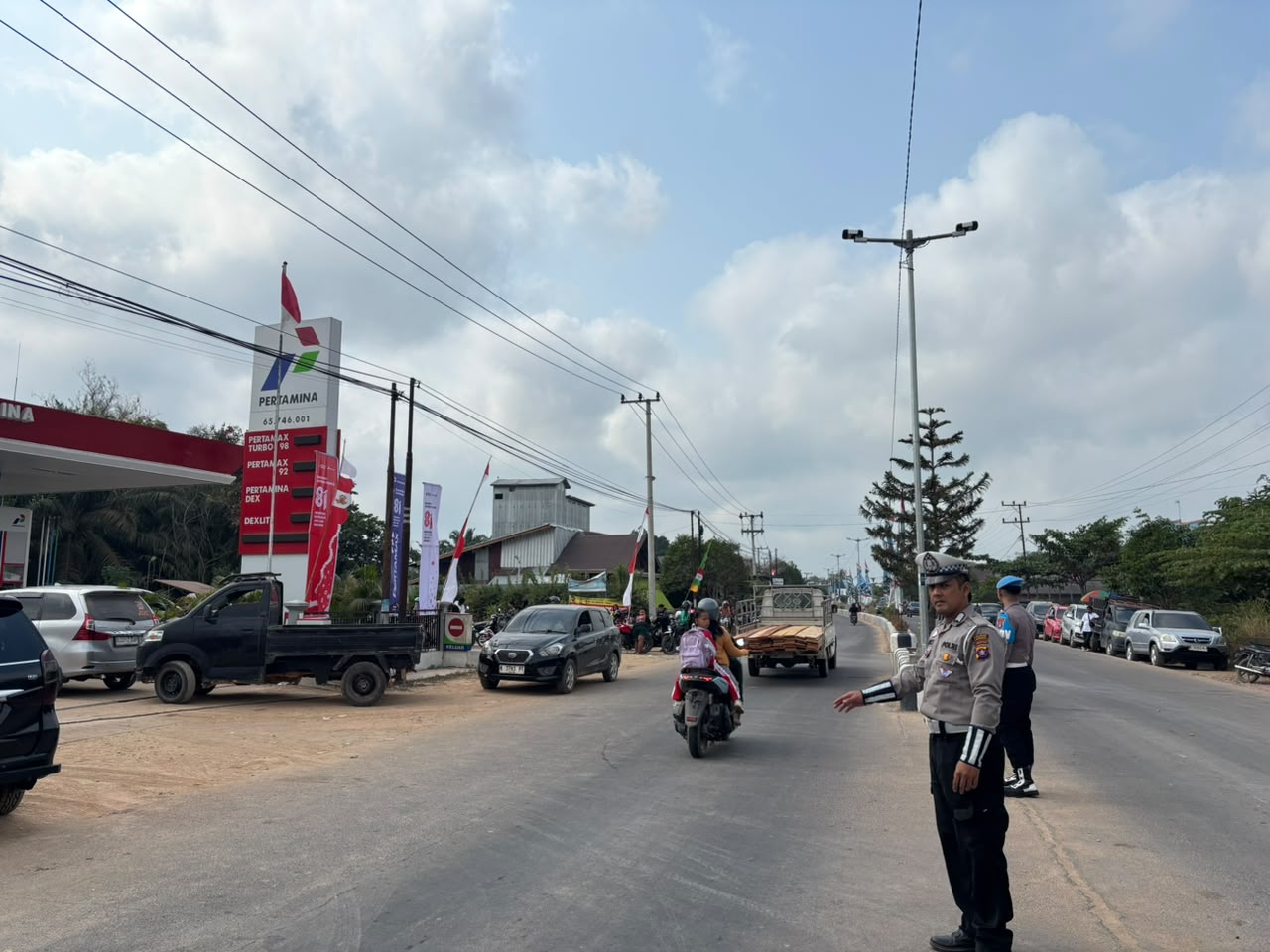 Satlantas Polres Lamandau Gatur Lalu Lintas di Sekitar SPBU, Pastikan Arus Tetap Lancar