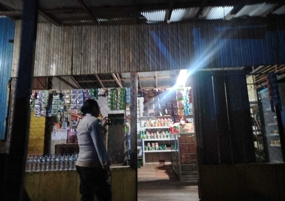 Polsek Delang Sambangi Warung Warga, Pantau Situasi Kamtibmas Malam Hari