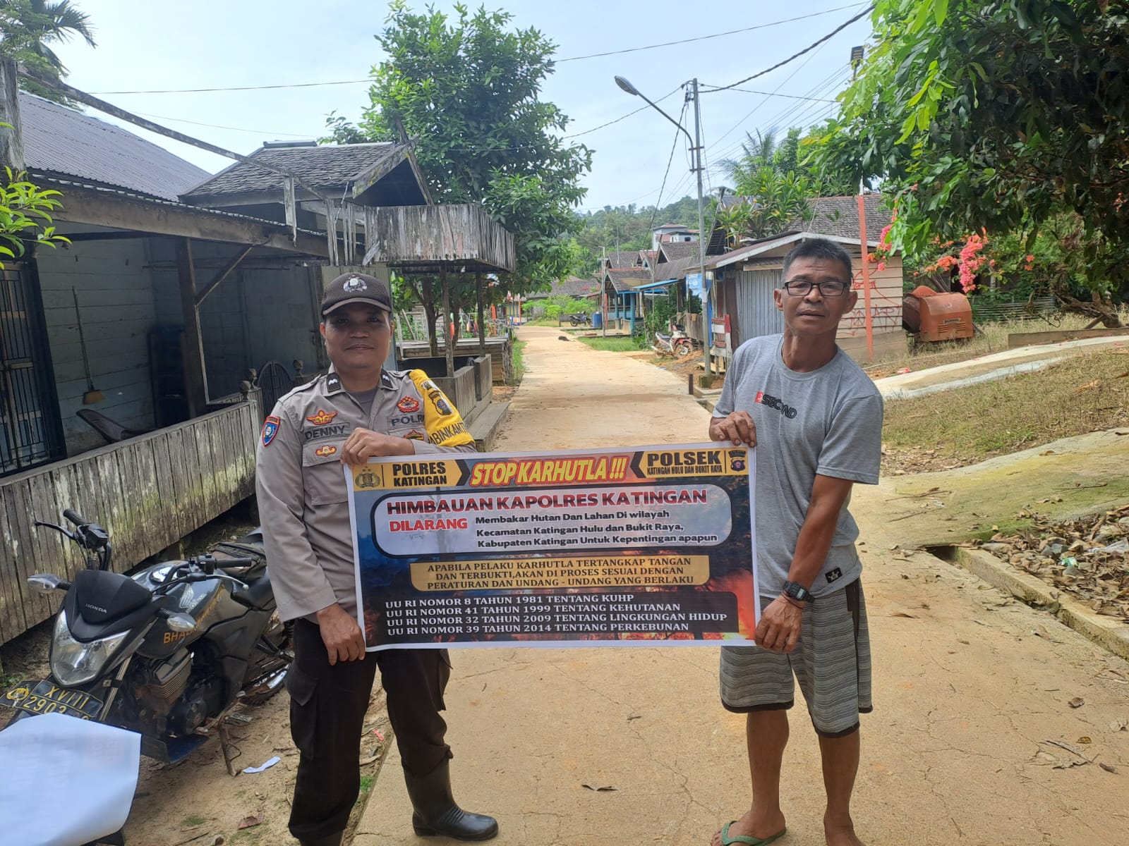 Upaya Pencegahan Kebakaran Hutan dan Lahan di Kecamatan Katingan Hulu dan Bukit Raya, Bhabinkamtibmas sosialisasi kepada masyarakat.