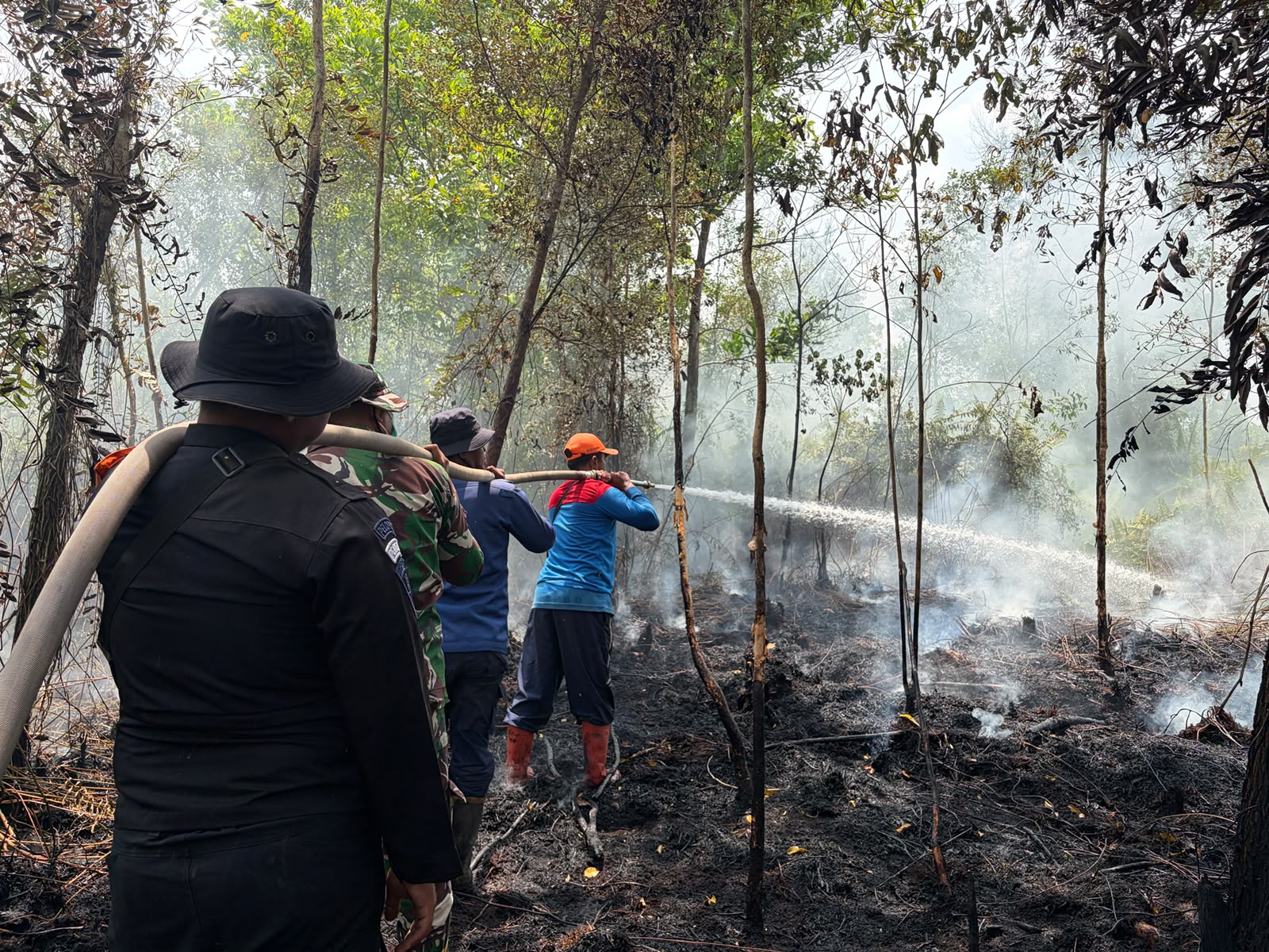 Brimob Kalteng Bersama Tim Gabungan Terus Padamkan Titik Api di Sampit