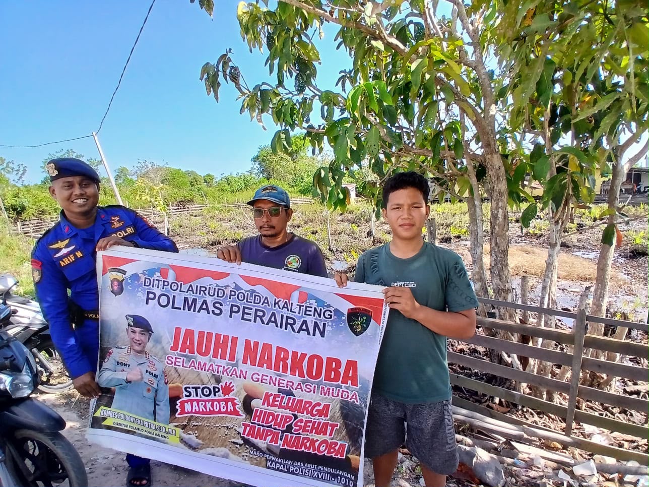 Personel KP XVIII-1010 Ditpolairud Polda Kalteng Ajak Masyarakat Jauhi Narkoba Demi Selamatkan Generasi Muda