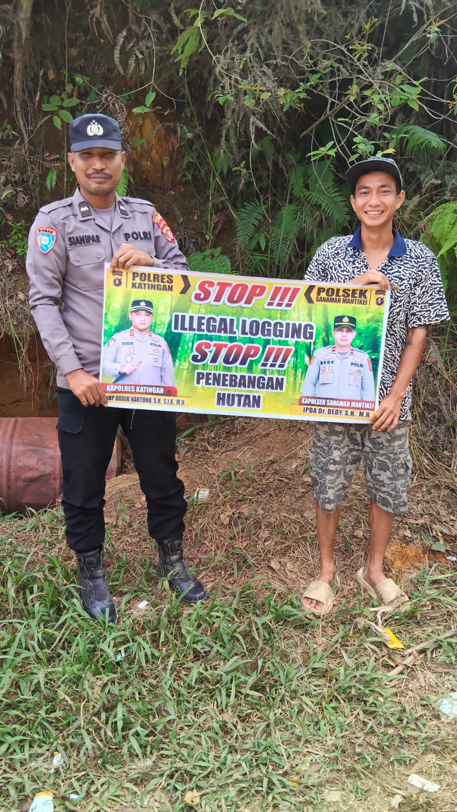 Bhabinkamtibmas laksanakan Sosialisasikan tentang larangan dan sangsi Pidana bagi pelaku Ileggal Logging kepada masyarakat di  Desa Binaan.