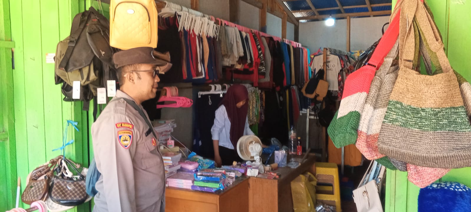 Polsek Lamandau Sambangi Warung Warga, Jaga Kamtibmas Tetap Kondusif