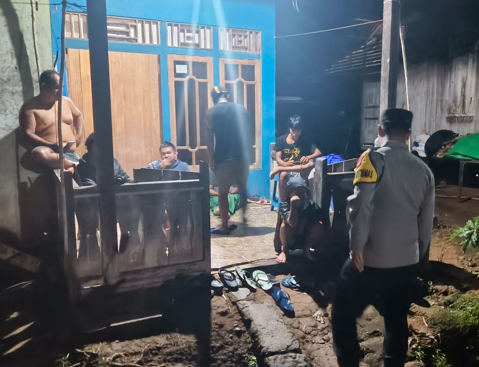 Polsek Delang Sambangi Warga, Pantau Situasi Kamtibmas Malam Hari