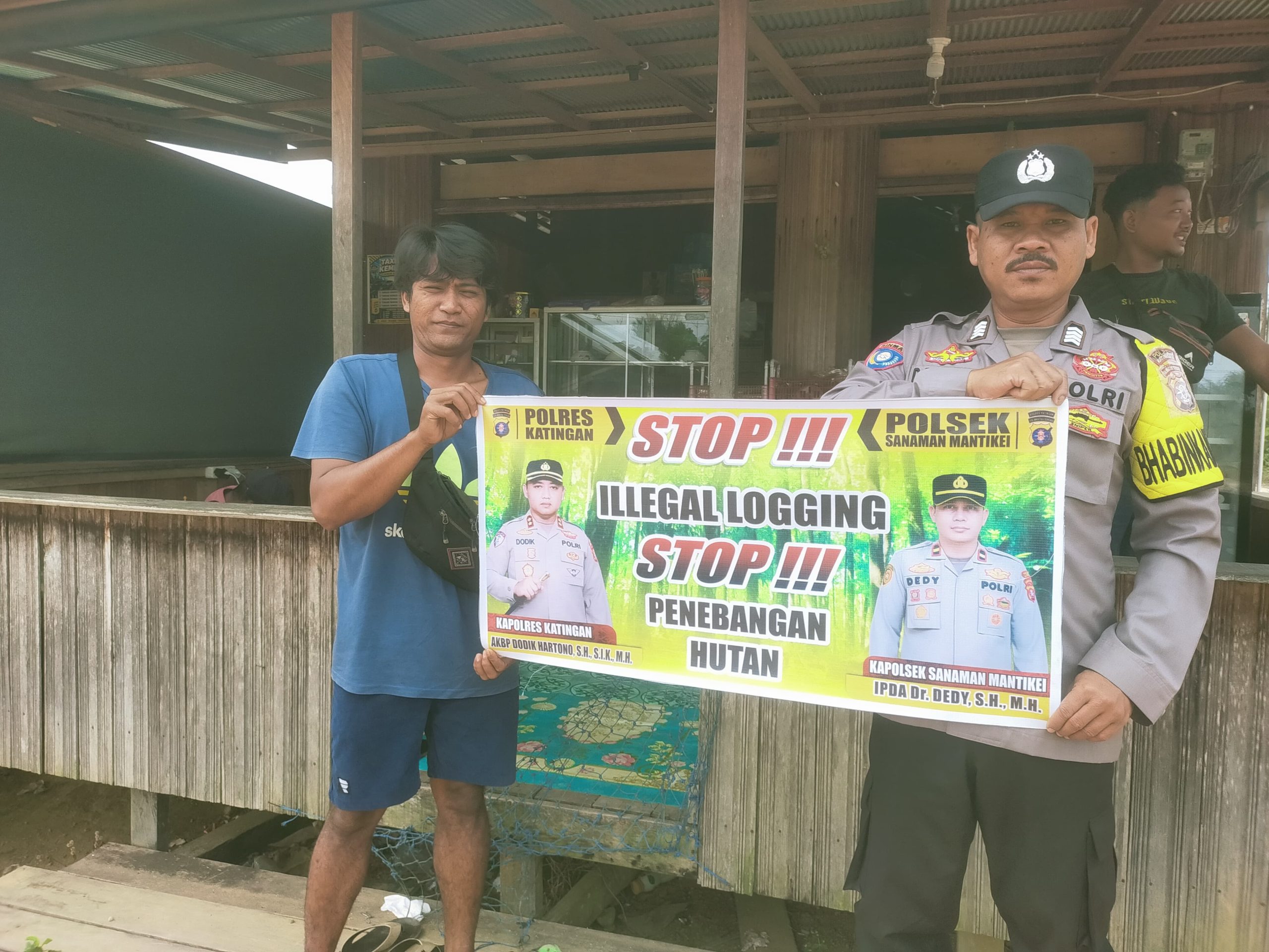 Bhabinkamtibmas laksanakan Sosialisasikan tentang larangan dan sangsi Pidana bagi pelaku Ileggal Logging kepada masyarakat di  Desa Binaan.