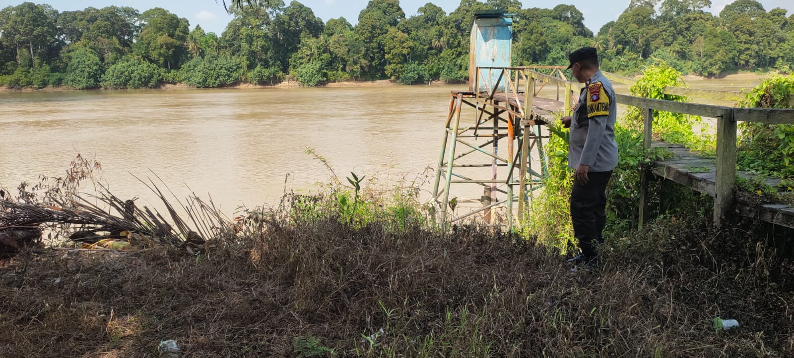 Deteksi Banjir, Polsek Tewang Sangalang Garing dan Pulau Malan Cek Ketinggian Debit Air