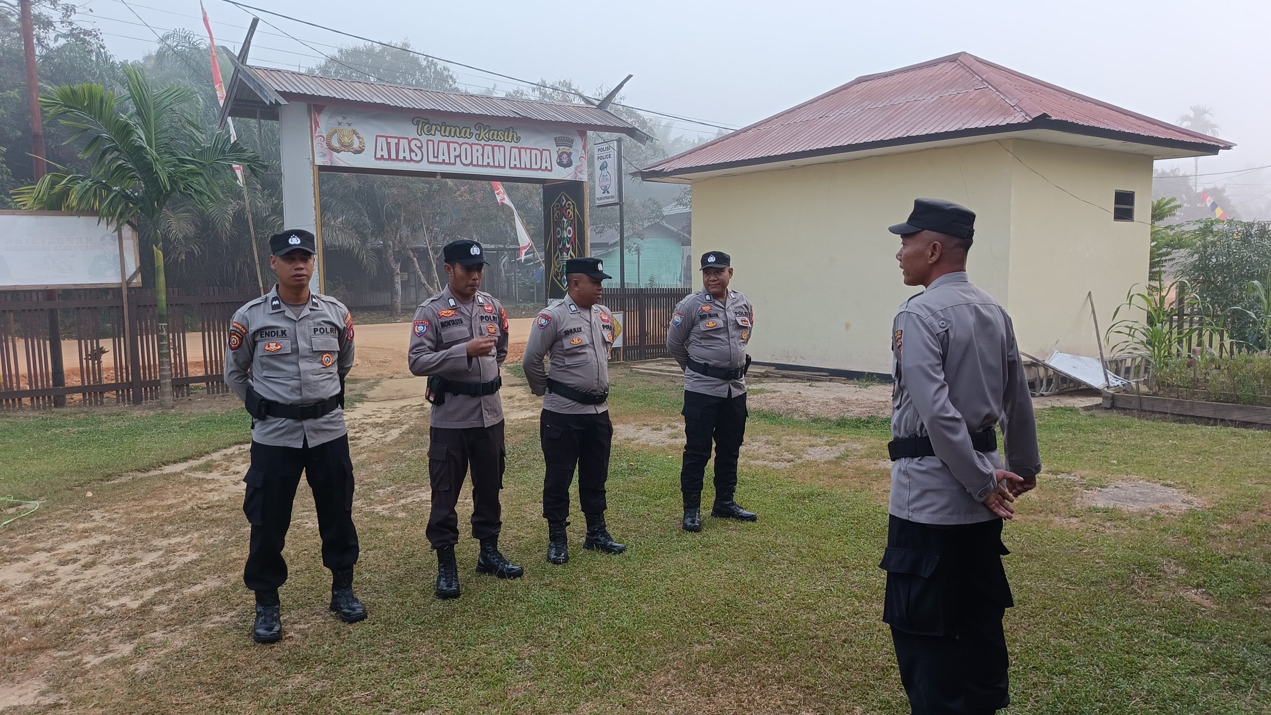 Personil Polsek Katingan Hulu melaksanakan penjagaan Mako pada pagi hari.