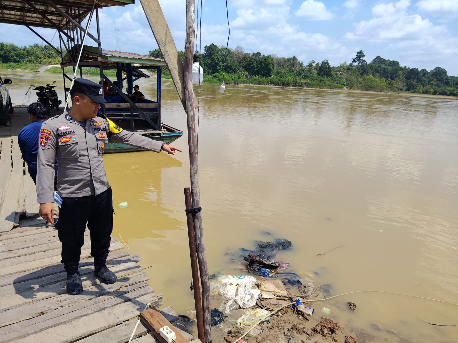 Deteksi Banjir, Polsek Tewang Sangalang Garing dan Pulau Malan Cek Ketinggian Debit Air.