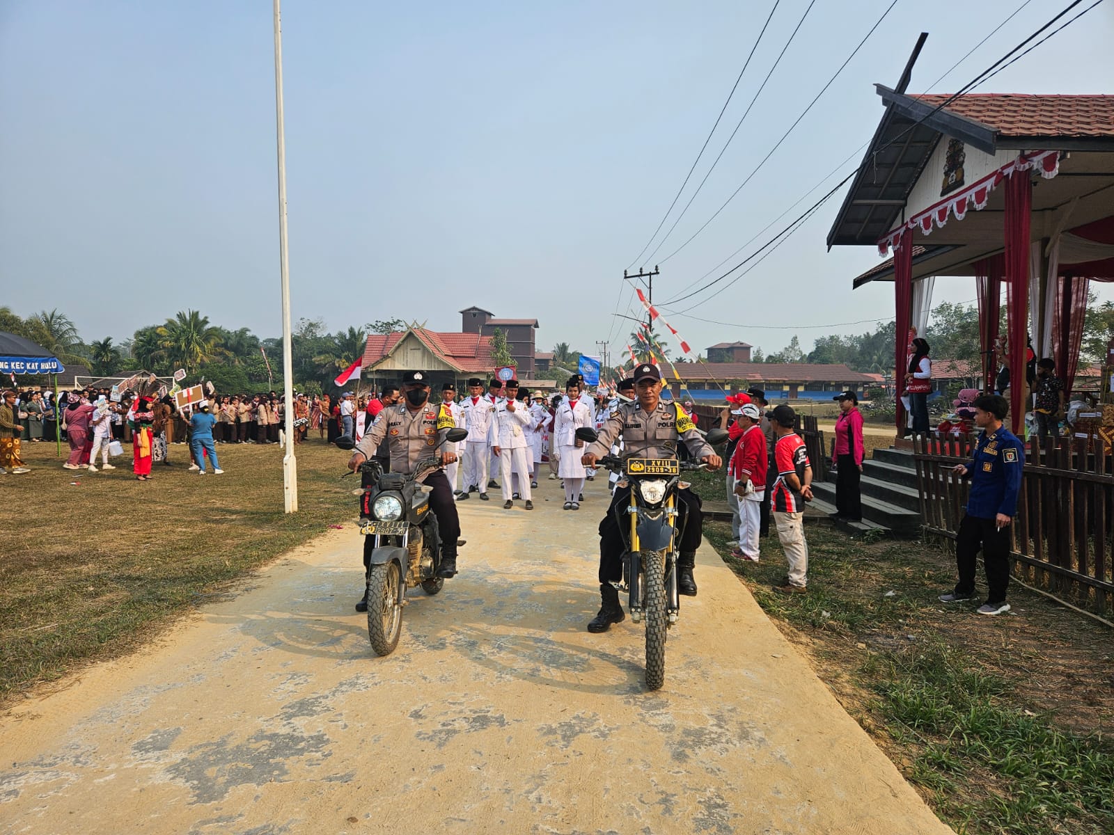 Personil Polsek Katingan hulu melaksanakan pengamanan Pawai Karnaval HUT ke-81 RI.