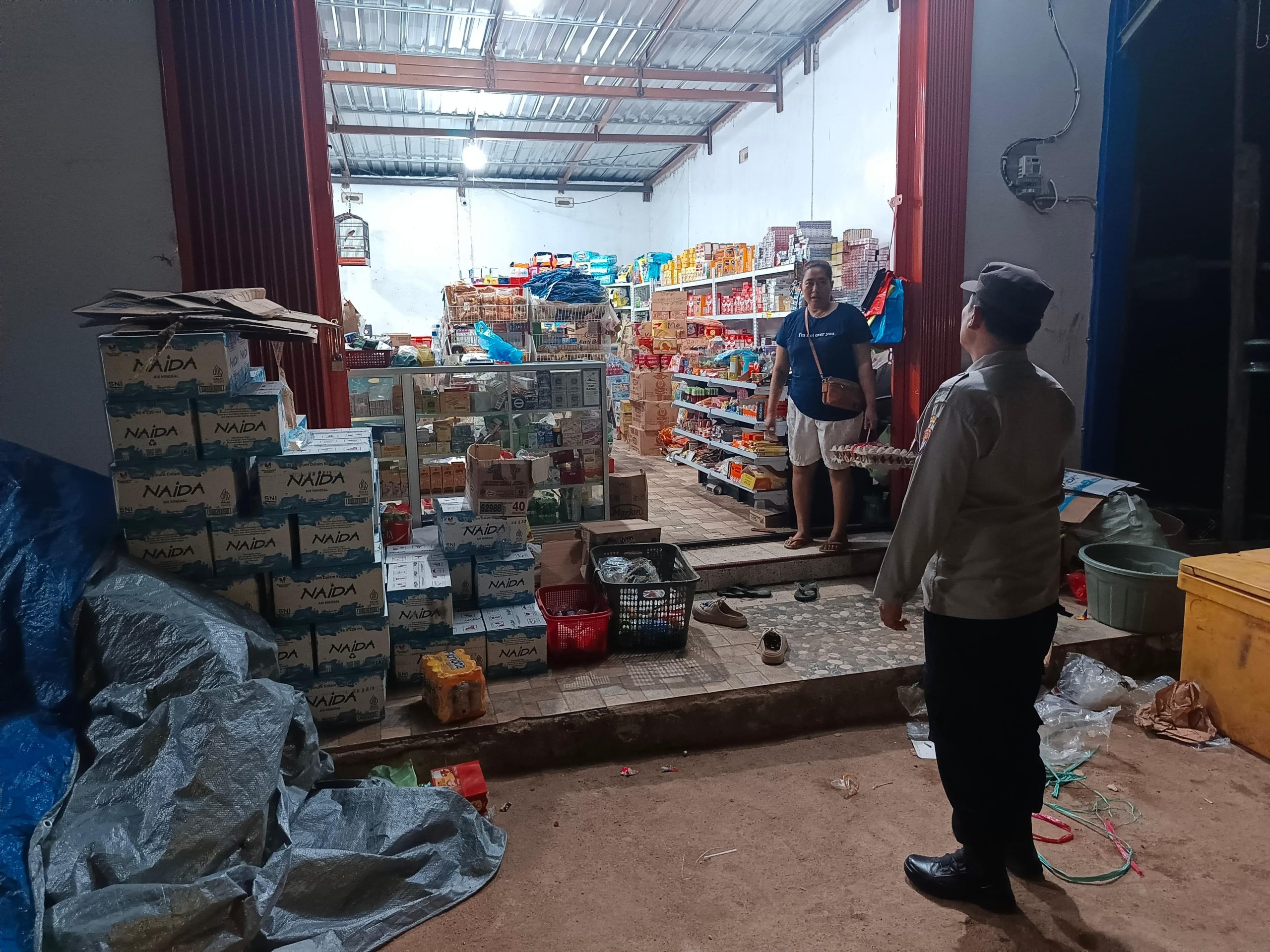 Polsek Delang Sambangi Warung, Perkuat Kamtibmas Malam Hari