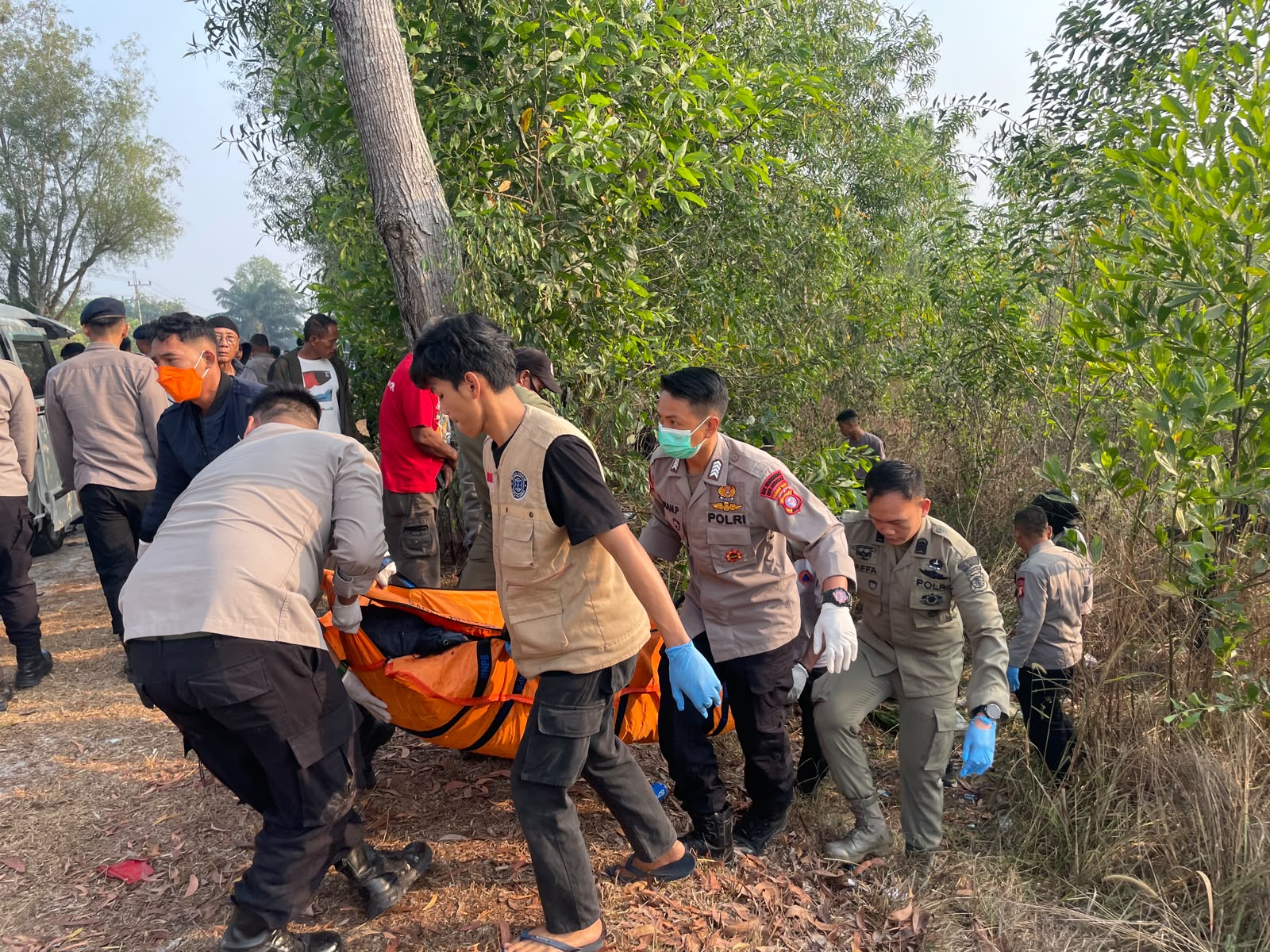 Brimob Kalteng Bantu Evakuasi Korban Kecelakaan di Jalan Tjilik Riwut