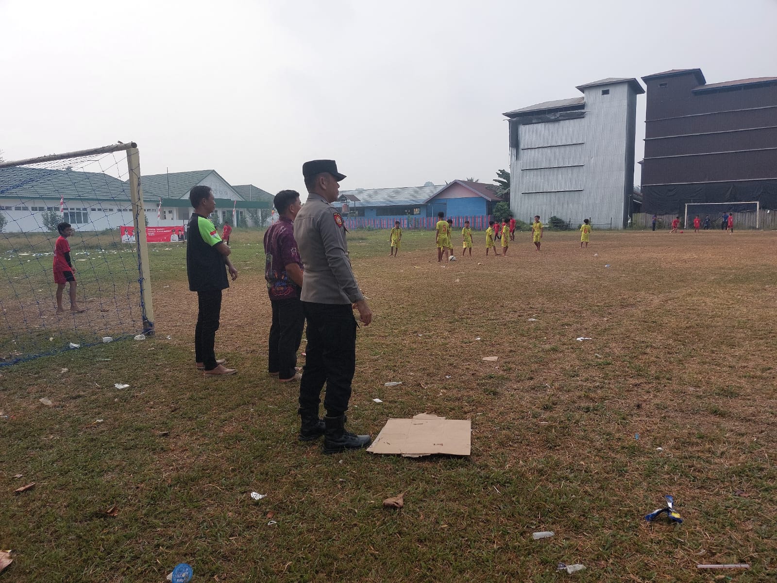 SEMARAK HUT RI KE-81, POLSEK MARIKIT KAWAL PERTANDINGAN MINI SOCCER ANTAR SD