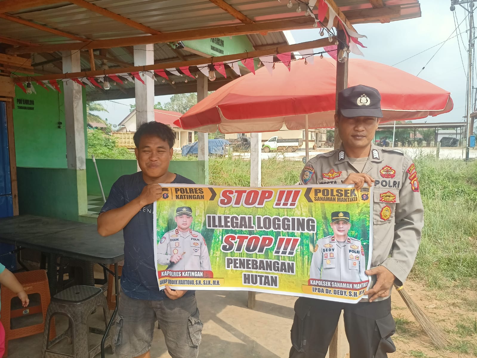 Bhabinkamtibmas laksanakan Sosialisasi kan tentang larangan dan sangsi Pidana bagi pelaku Ileggal Logging kepada masyarakat di Desa Binaan.