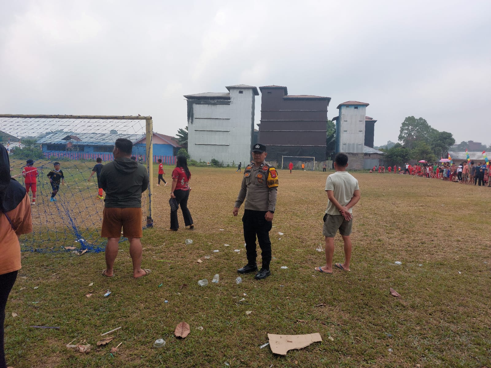 SEMARAK HUT RI KE-81, POLSEK MARIKIT KAWAL PERTANDINGAN MINI SOCCER ANTAR SD